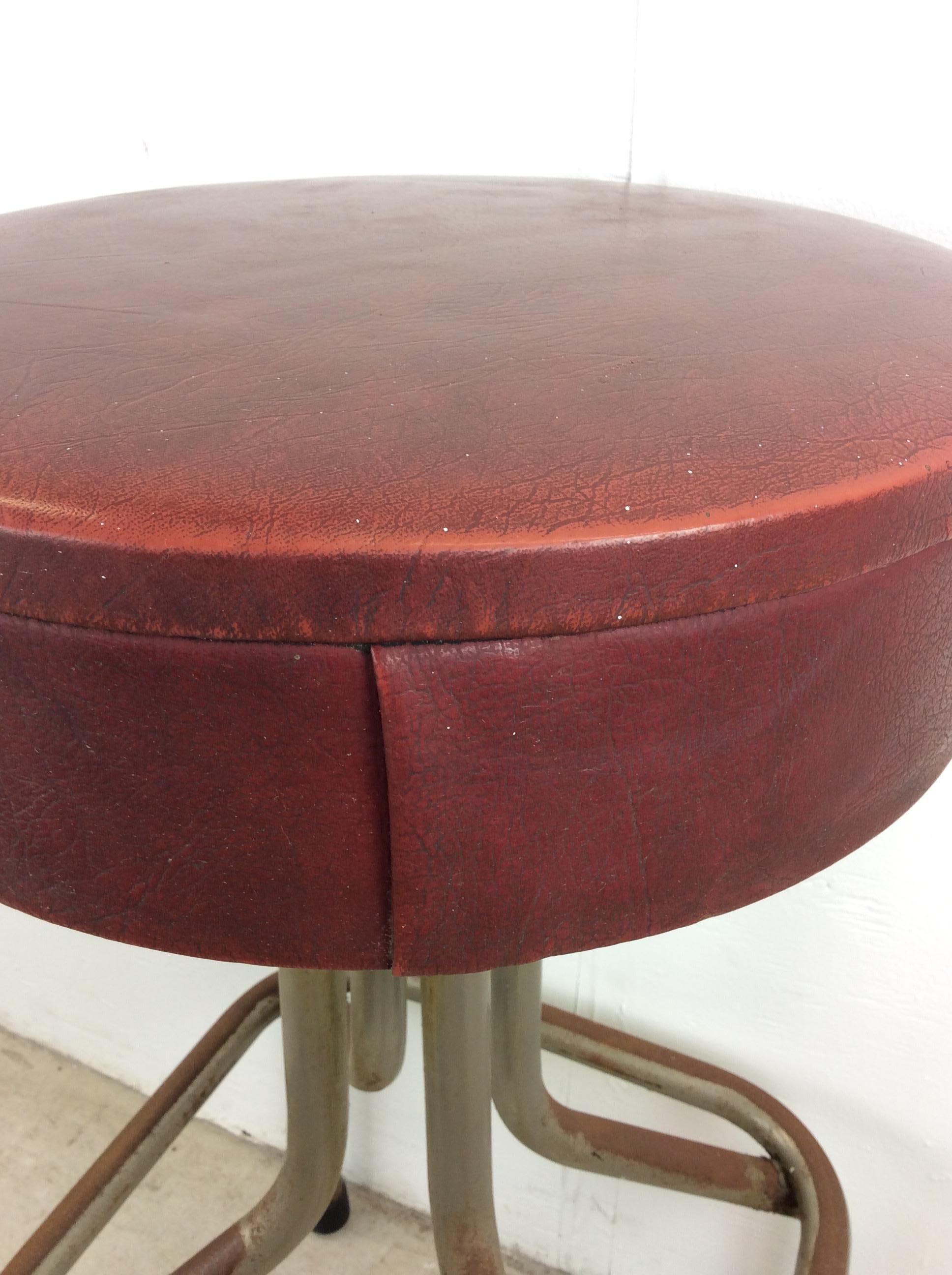 Tissu d'ameublement Tabouret de bar moderne du milieu du siècle avec revêtement en vinyle rouge en vente