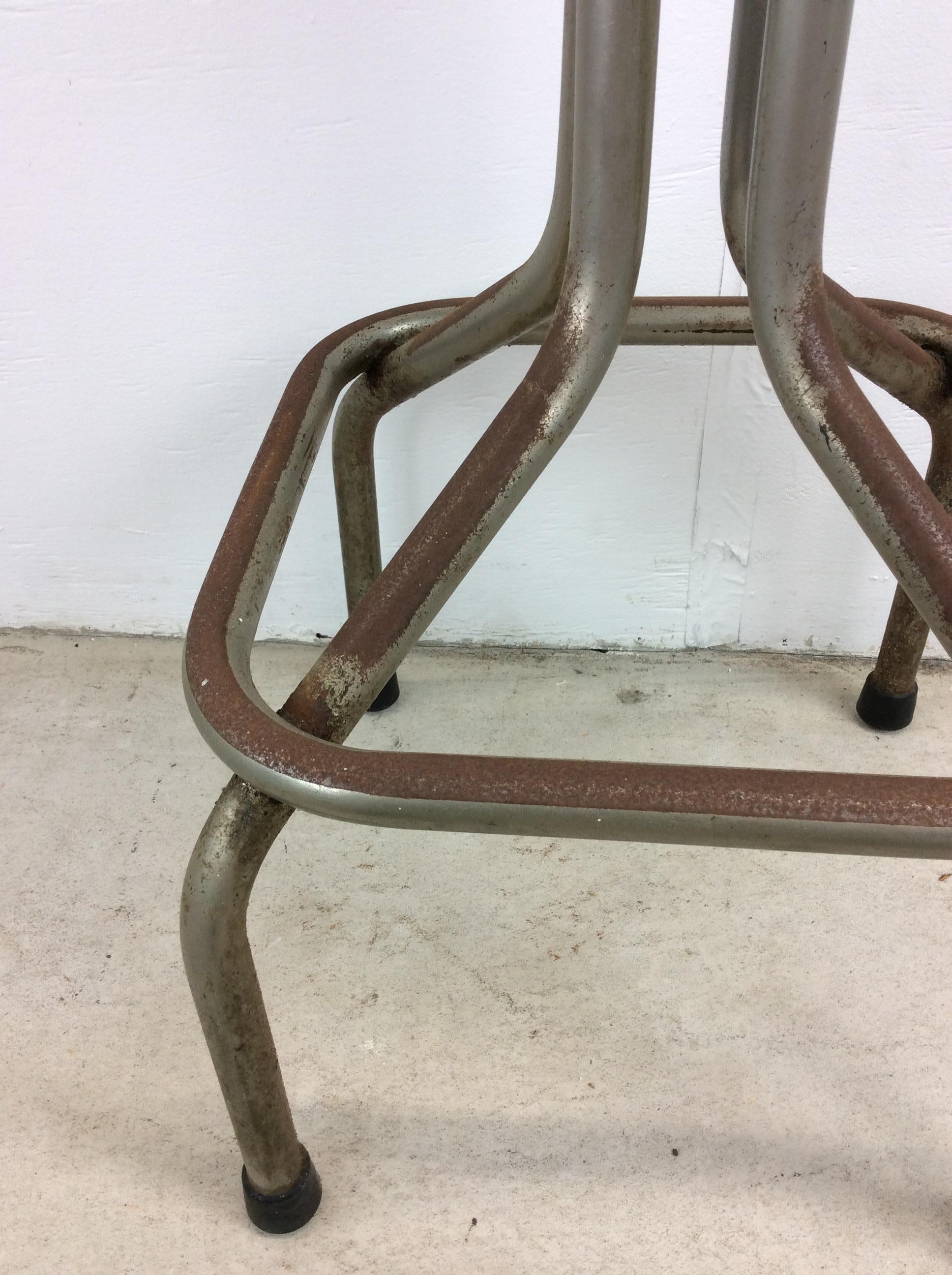Tabouret de bar moderne du milieu du siècle avec revêtement en vinyle rouge en vente 2