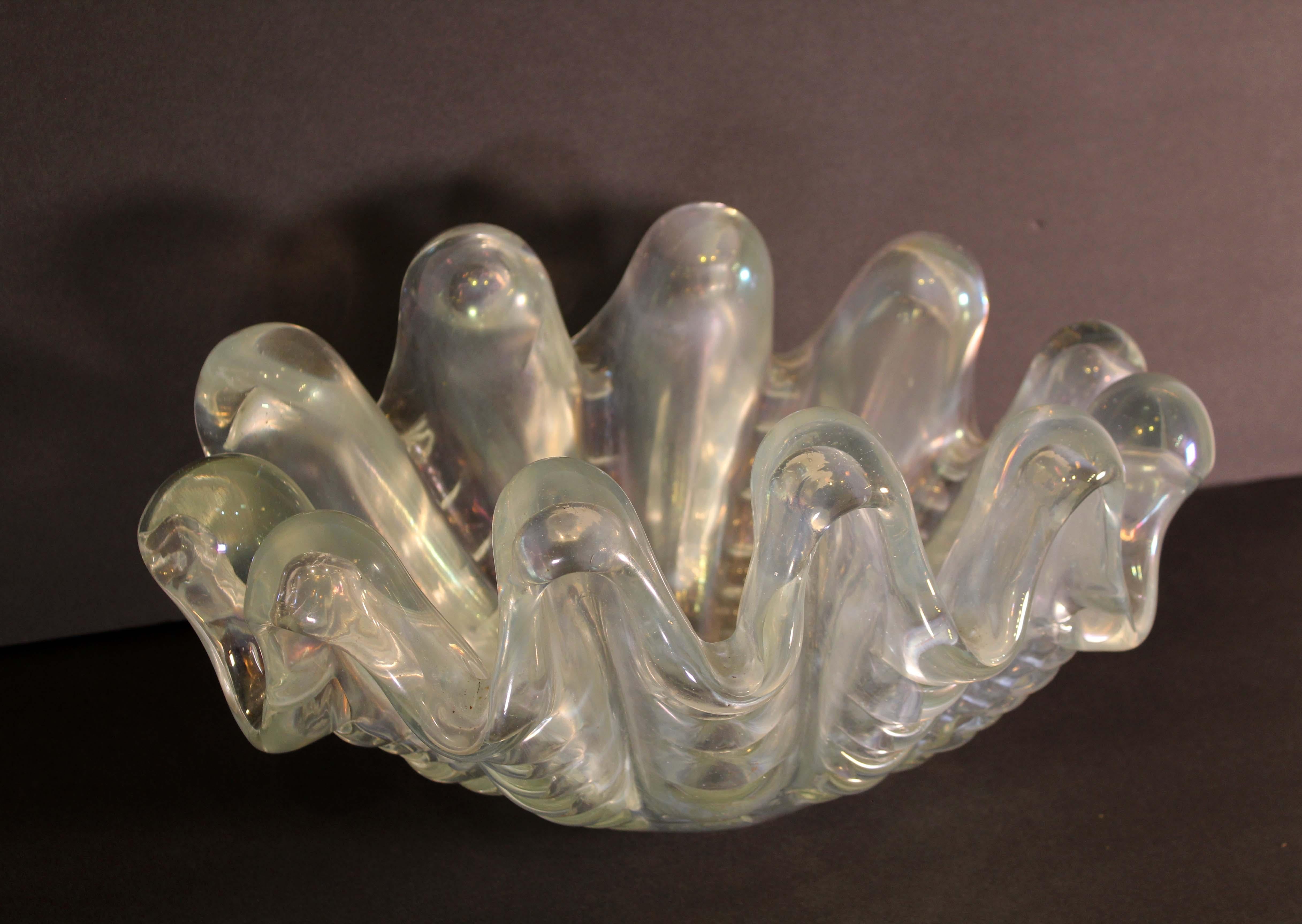 A magnificent Barovier and Toso Murano clam shaped clear bowl. In very good condition. Dimensions: 15.5