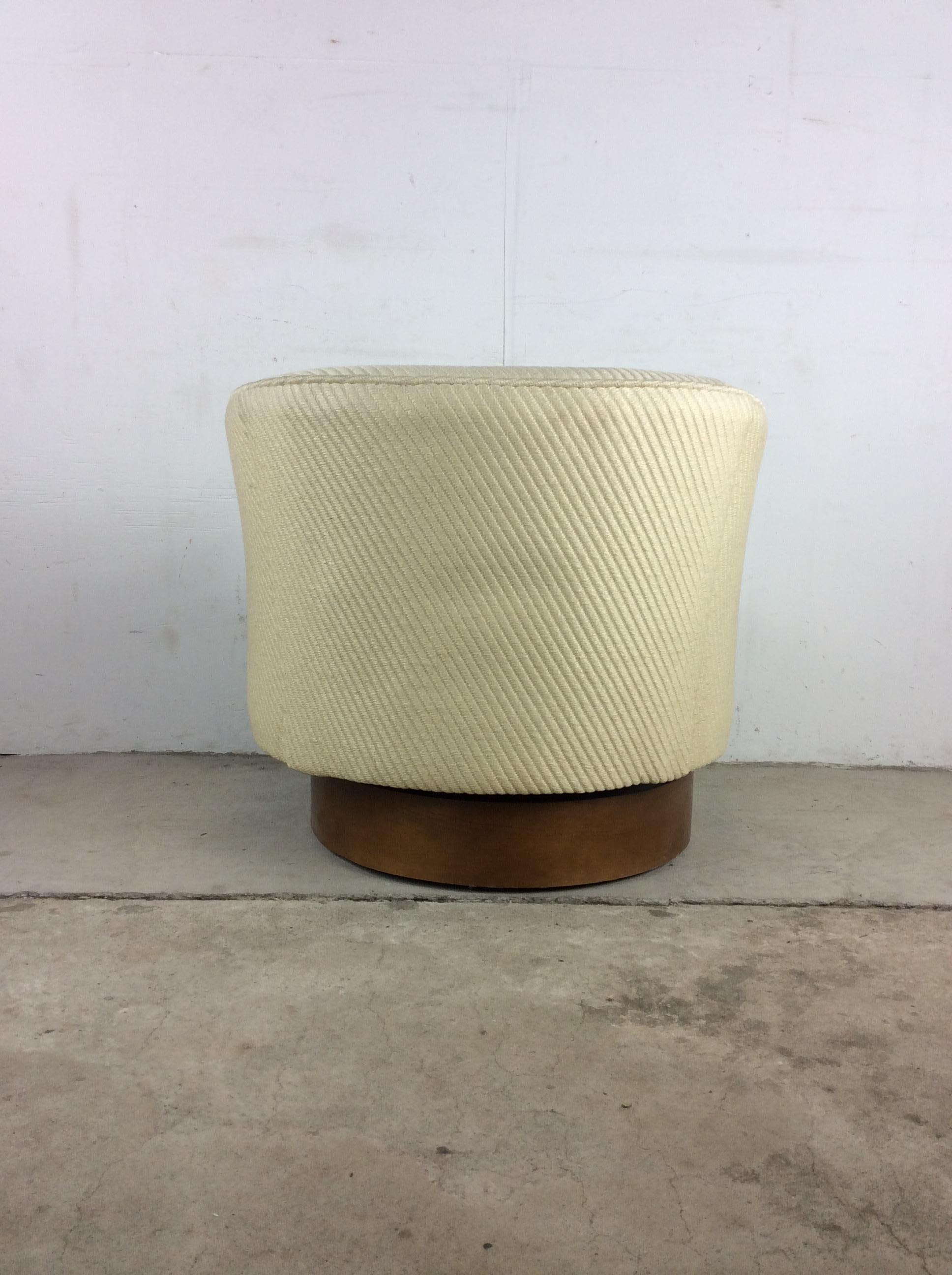 Mid Century Modern Barrel Back Club Chair with Swivel Base For Sale 2
