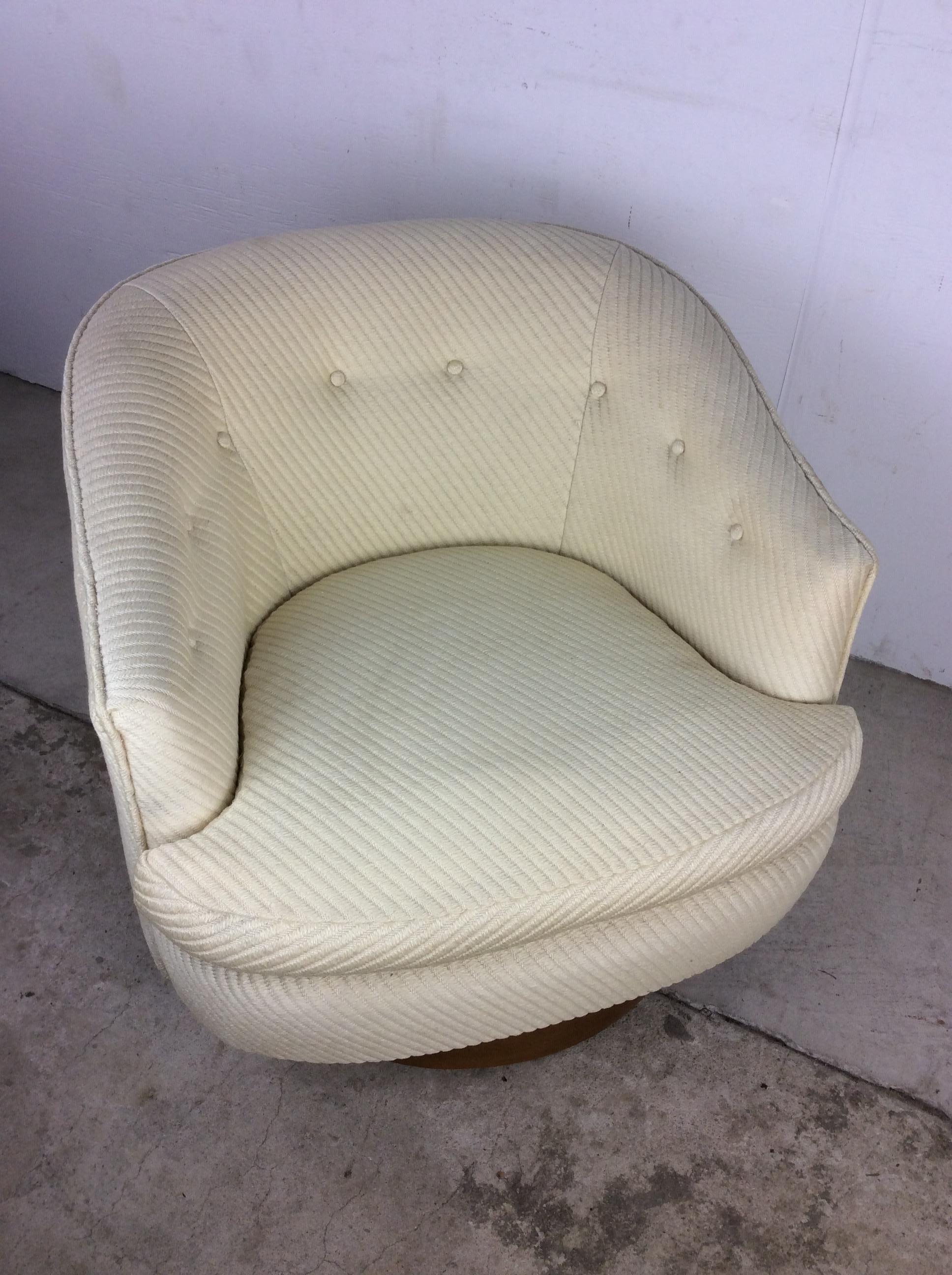 Mid Century Modern Barrel Back Club Chair with Swivel Base For Sale 5