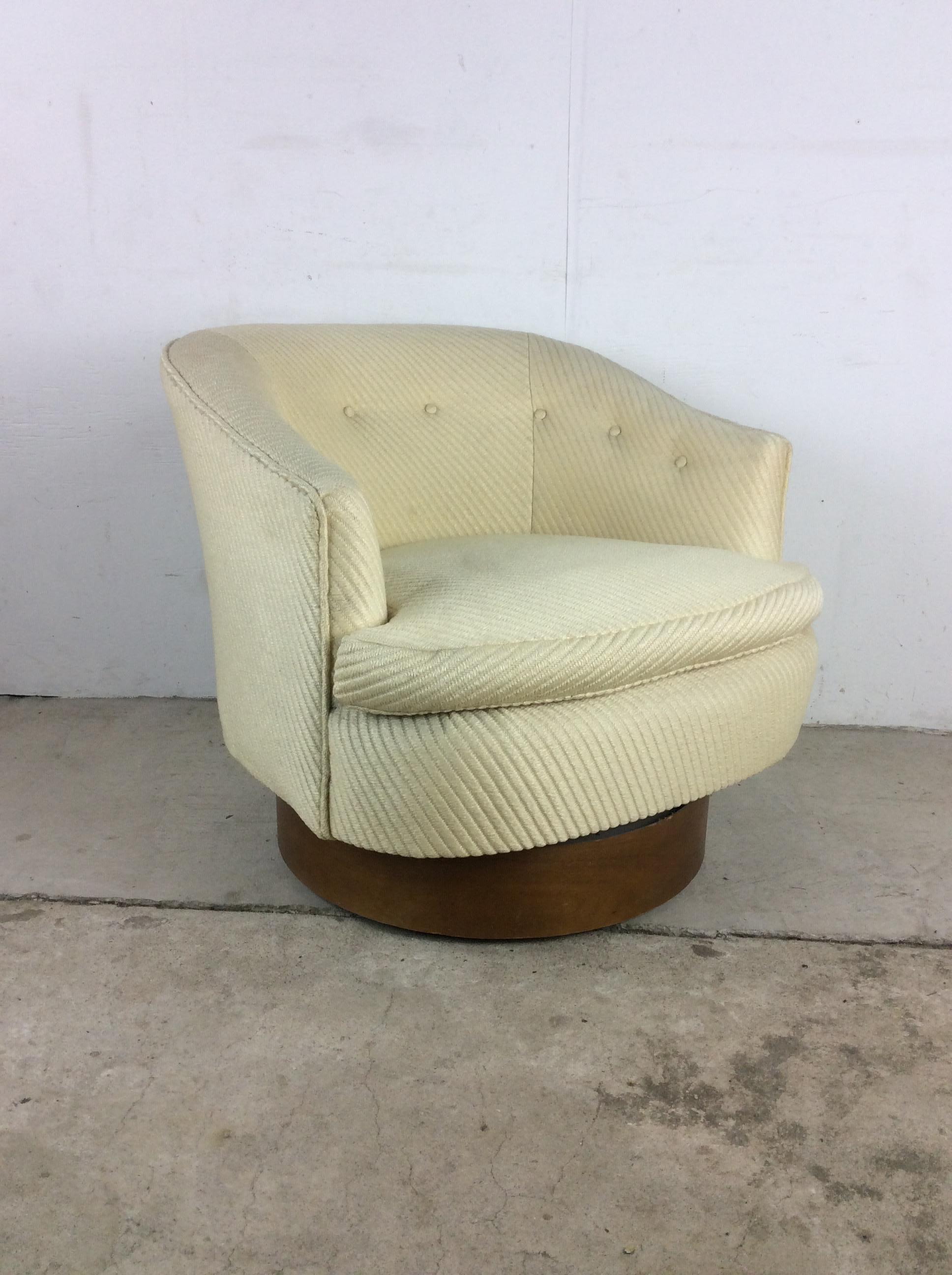 Mid Century Modern Barrel Back Club Chair with Swivel Base In Good Condition For Sale In Freehold, NJ