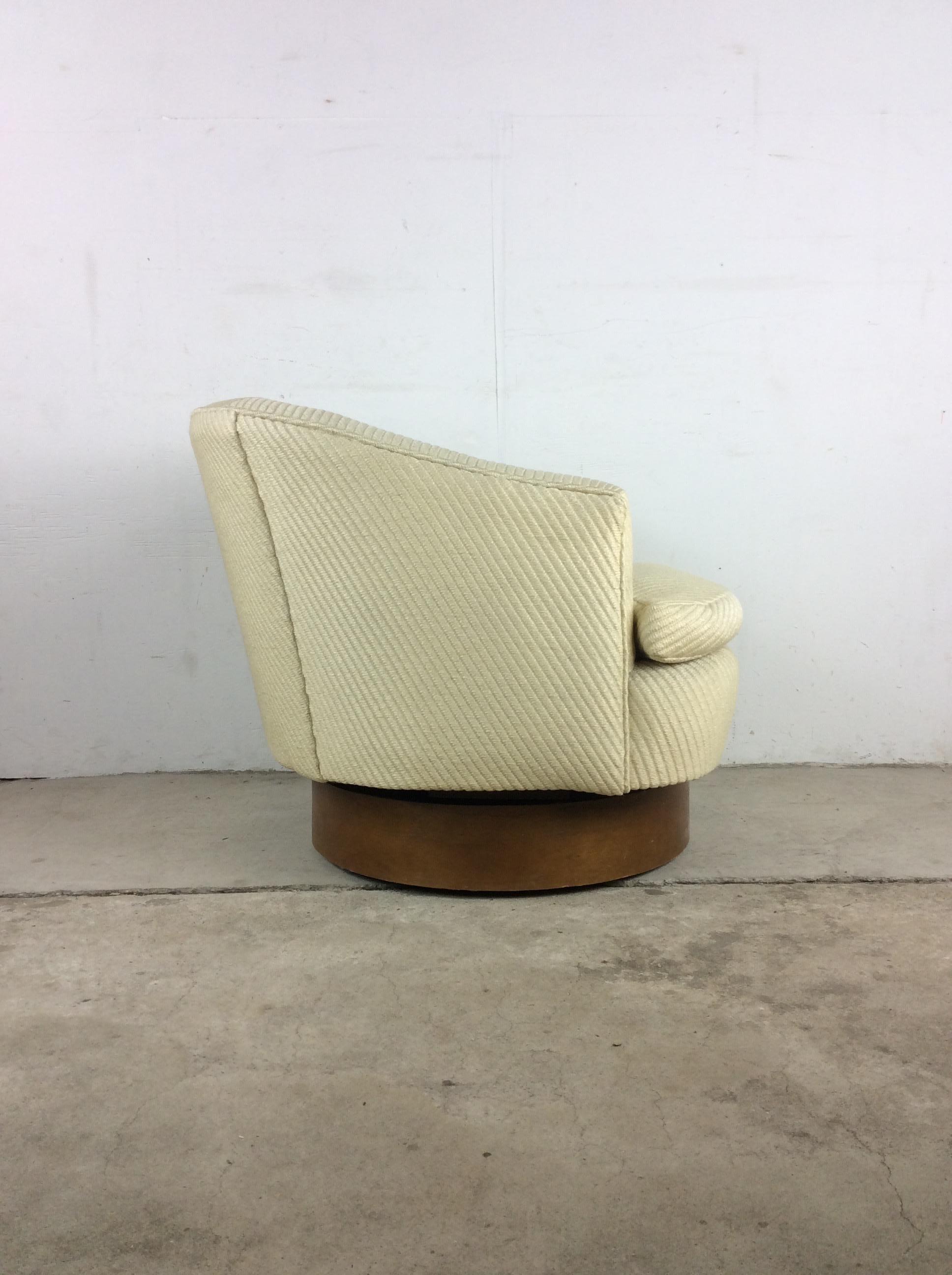 Mid Century Modern Barrel Back Club Chair with Swivel Base For Sale 1