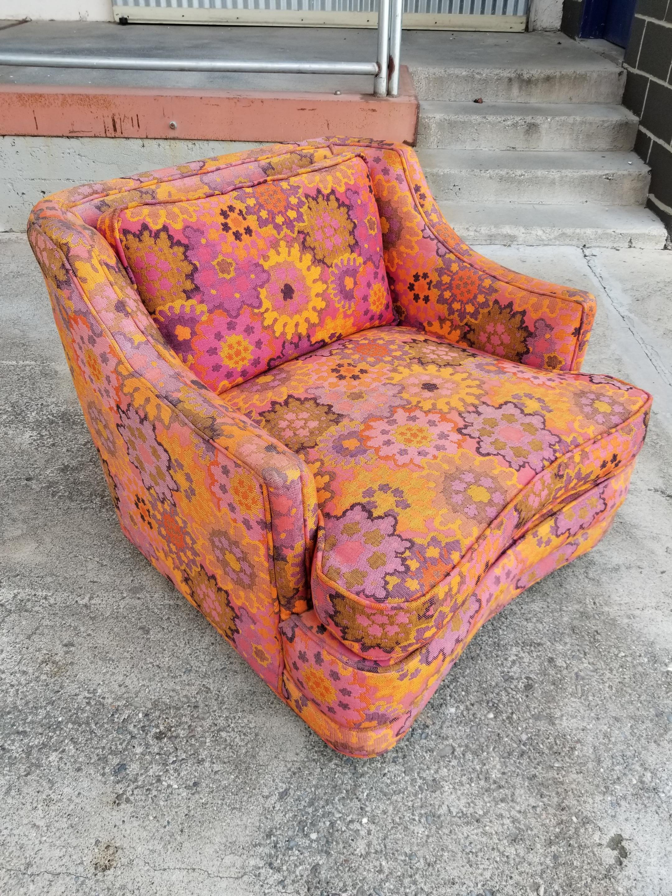 Fabric Mid-Century Modern Barrel Back Lounge Chair