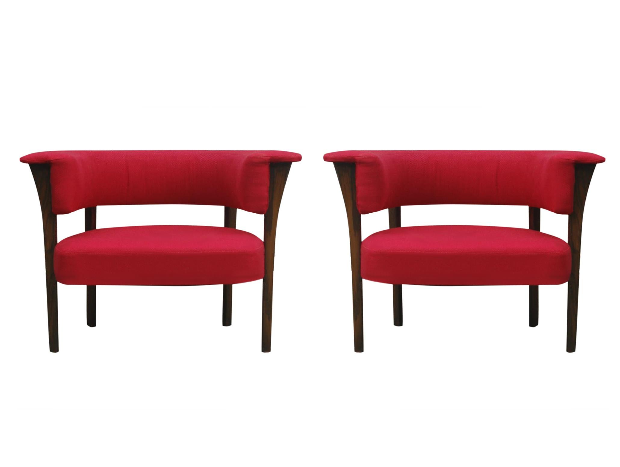 Late 20th Century Mid-Century Modern Barrel Back Lounge Chairs in Red Fabric with Walnut Oakwood