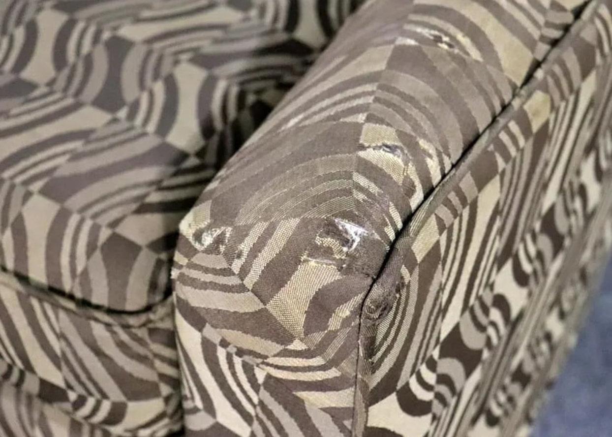 Tissu Fauteuils pivotants à dossier en tonneau de style moderne du milieu du siècle dernier en vente