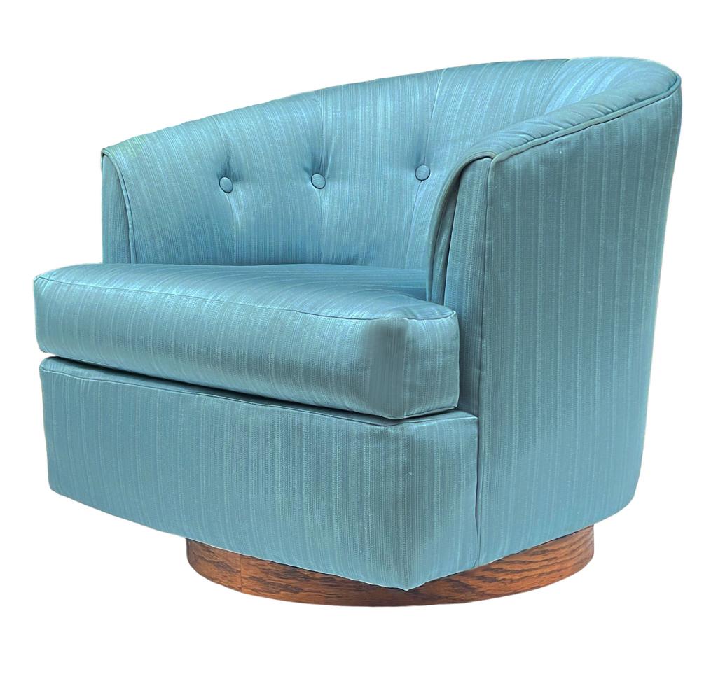 Mid-Century Modern Barrel Back Swivel Club Chairs oder Lounge Chairs Walnuss Basis im Angebot 3