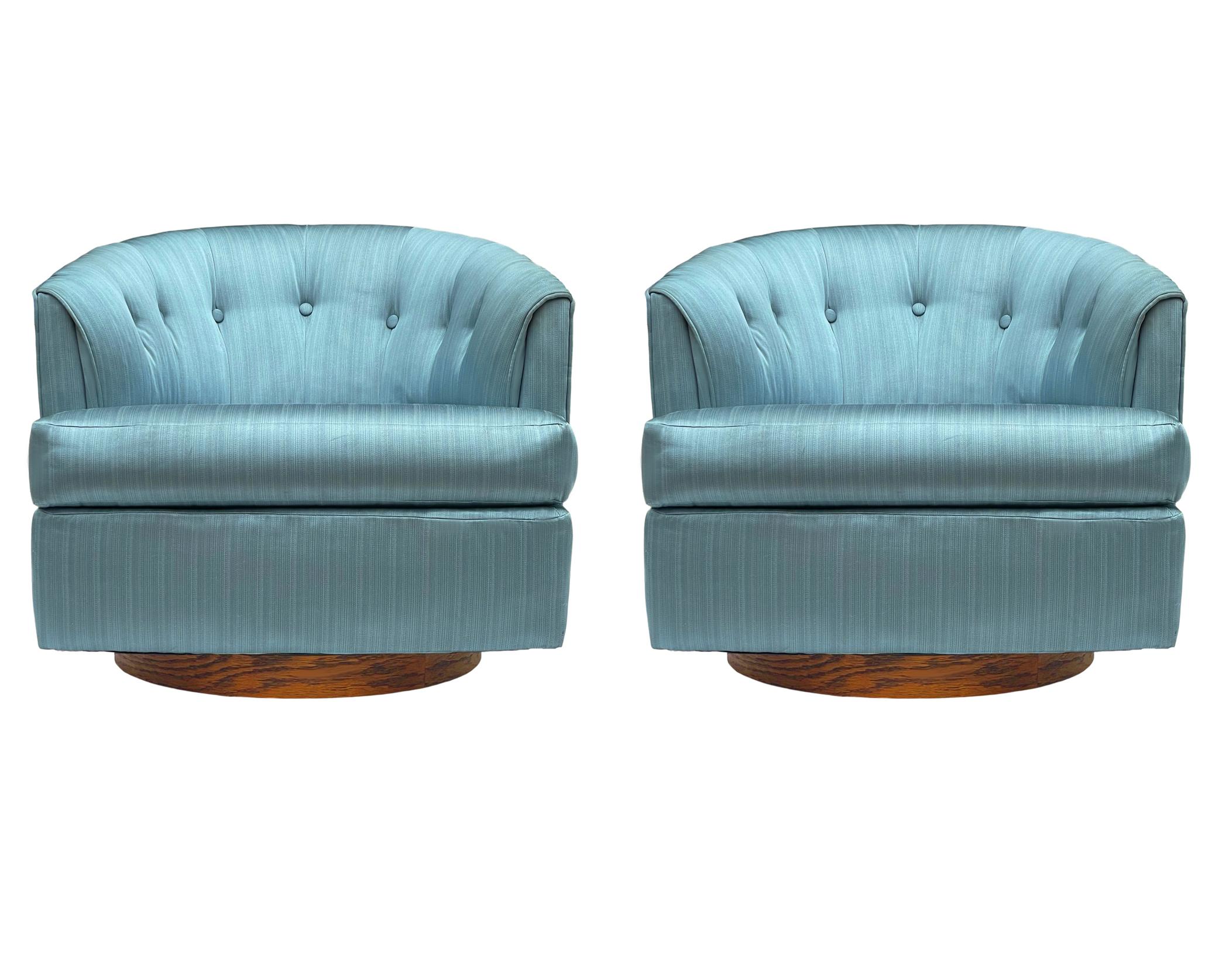 Mid-Century Modern Barrel Back Swivel Club Chairs oder Lounge Chairs Walnuss Basis im Angebot 4