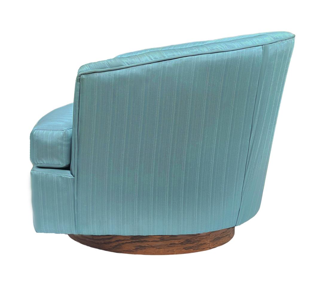 Mid-Century Modern Barrel Back Swivel Club Chairs oder Lounge Chairs Walnuss Basis im Angebot 5