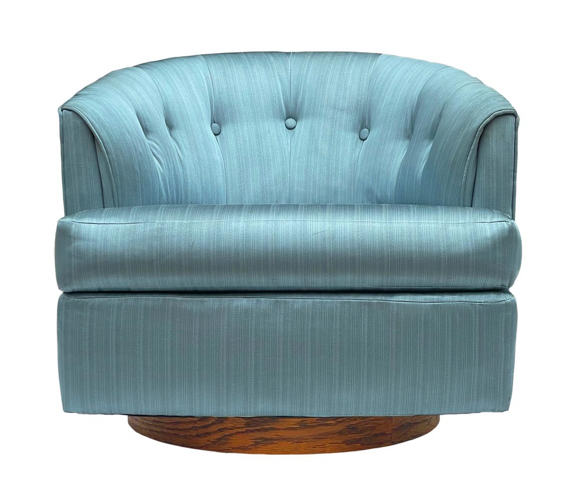 Mid-Century Modern Barrel Back Swivel Club Chairs or Lounge Chairs Walnut Base For Sale 5