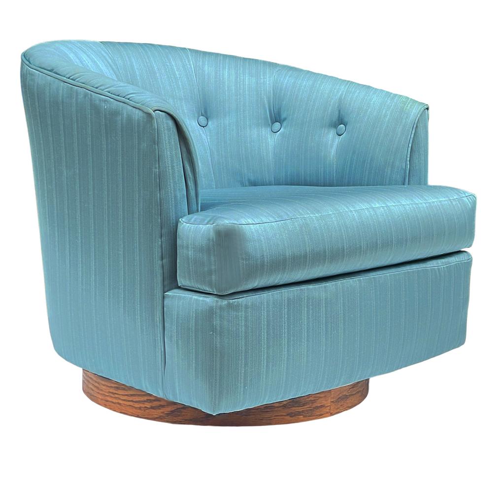 Mid-Century Modern Barrel Back Swivel Club Chairs oder Lounge Chairs Walnuss Basis (amerikanisch) im Angebot