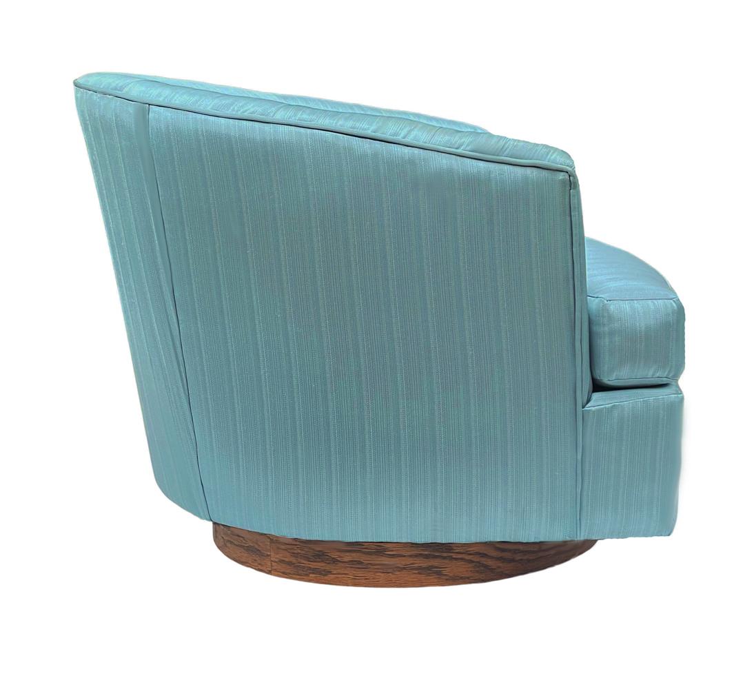 Tissu Fauteuils club ou chaises longues pivotants à dossier en forme de tonneau et base en noyer en vente