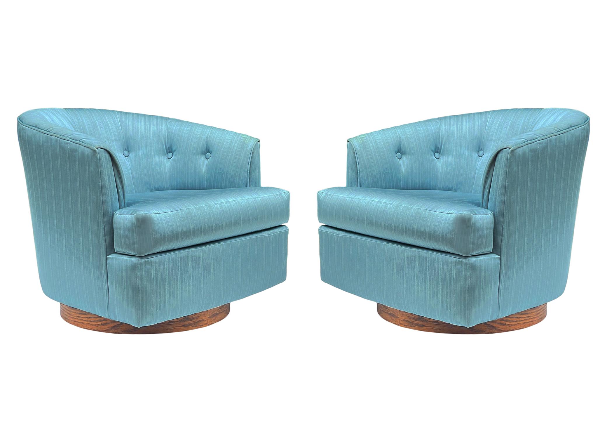 Mid-Century Modern Barrel Back Swivel Club Chairs oder Lounge Chairs Walnuss Basis im Angebot 2