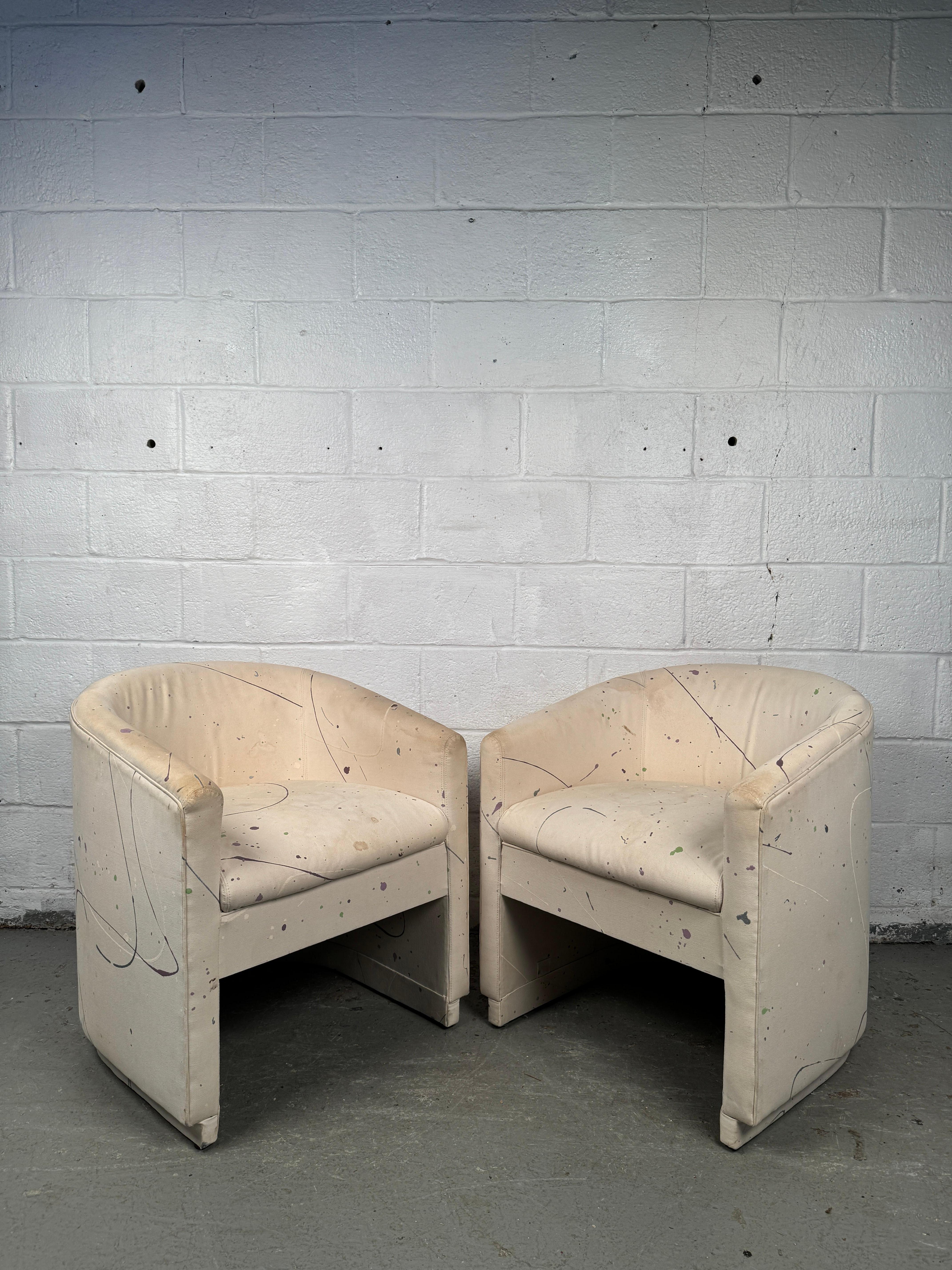 Ajoutez une touche de sophistication intemporelle à votre espace avec cette paire de chaises baril modernes du milieu du siècle. Avec leur silhouette galbée et leur forme sculpturale, ces chaises allient confort et style en parfaite harmonie - un