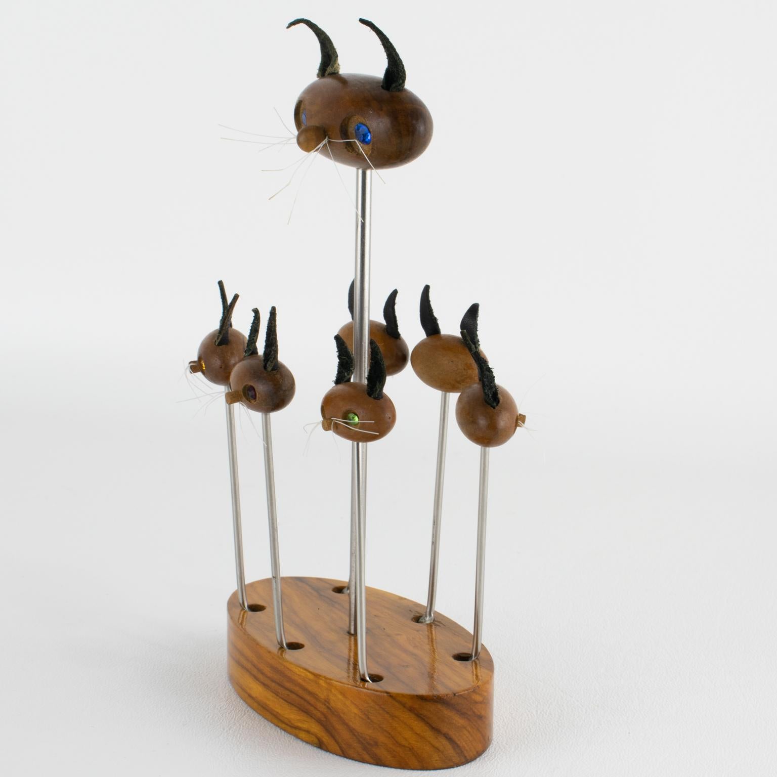 Dieses seltene Bargeschirr-Set hat ein modernes Mid-Century-Flair. Das Barrenstück wurde um 1960 in Spanien hergestellt und im selben Zeitraum in Frankreich verkauft. Dieses Bar-Set im dänischen Stil ist aus Teakholz und verchromtem Metall gefertigt