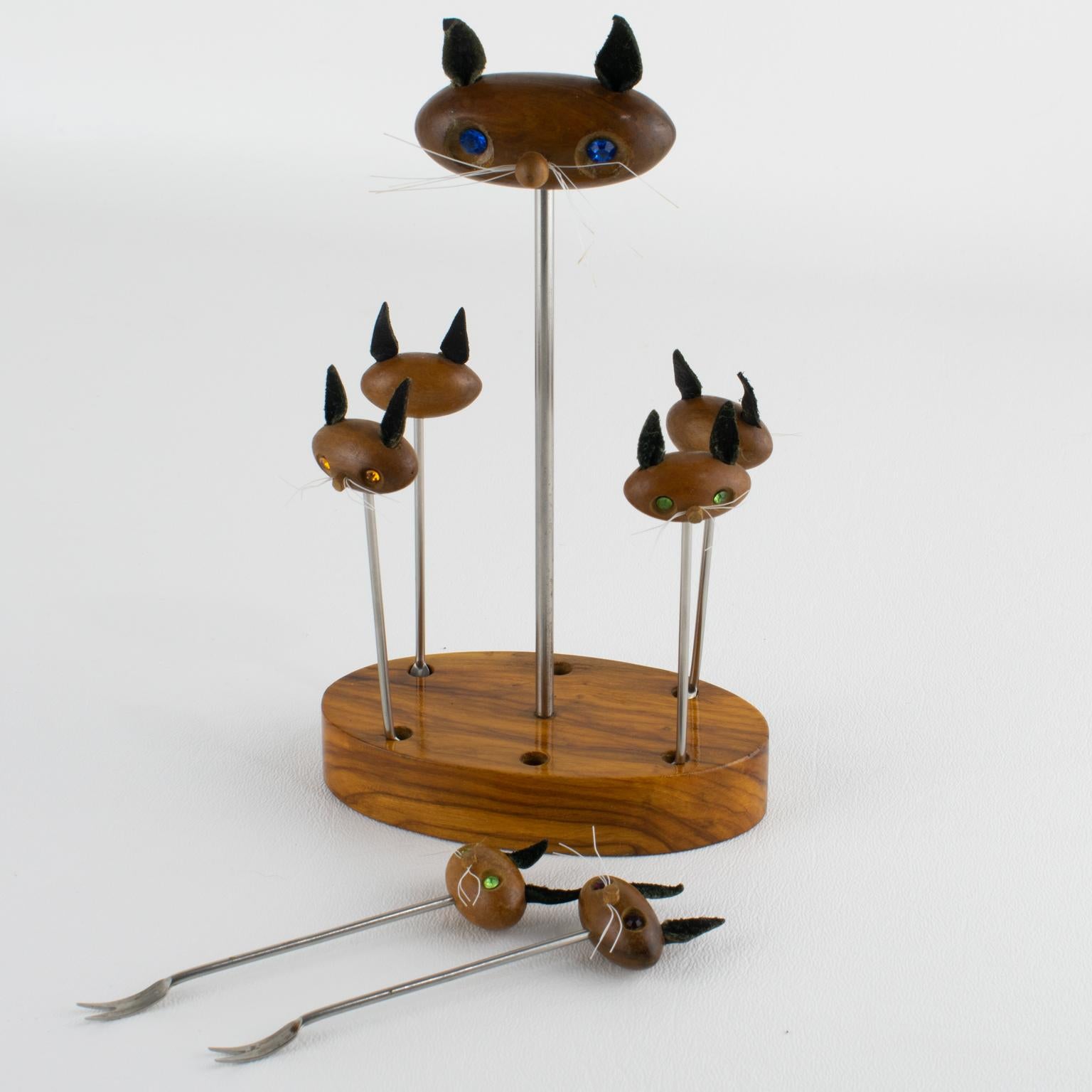 Mid-Century Modern Barware Cocktail Picks Geschnitzte Katzenköpfe aus Teakholz, um 1960 (Moderne der Mitte des Jahrhunderts) im Angebot
