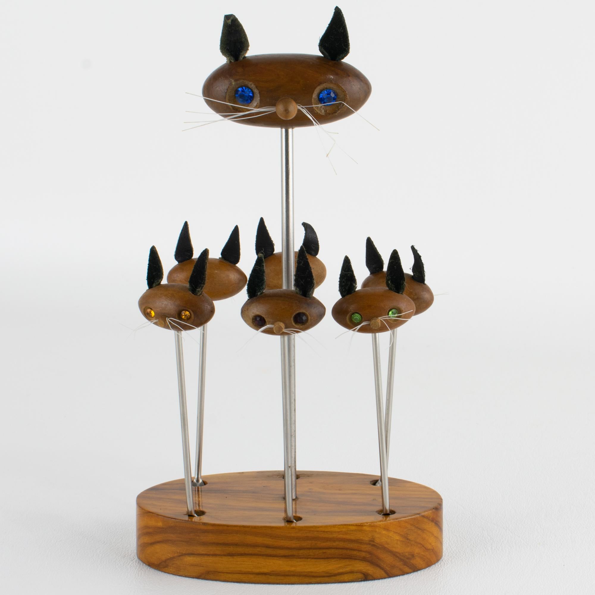 Mid-Century Modern Barware Cocktail Picks Geschnitzte Katzenköpfe aus Teakholz, um 1960 (Französisch) im Angebot