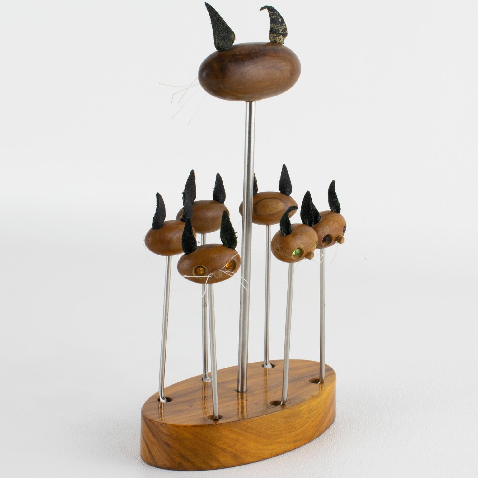 Mid-Century Modern Barware Cocktail Picks Geschnitzte Katzenköpfe aus Teakholz, um 1960 im Zustand „Gut“ im Angebot in Atlanta, GA