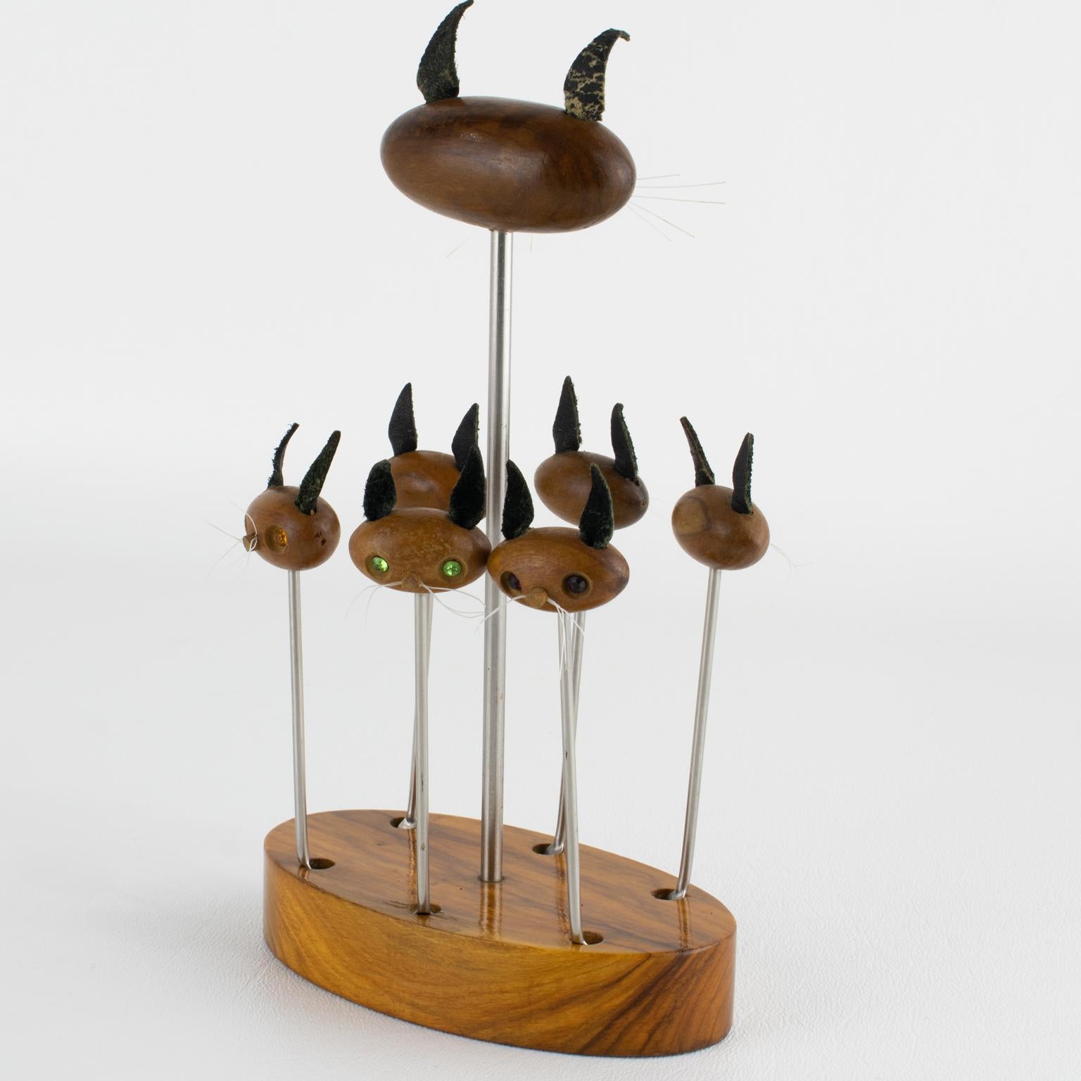 Mid-Century Modern Barware Cocktail Picks Geschnitzte Katzenköpfe aus Teakholz, um 1960 (Mitte des 20. Jahrhunderts) im Angebot