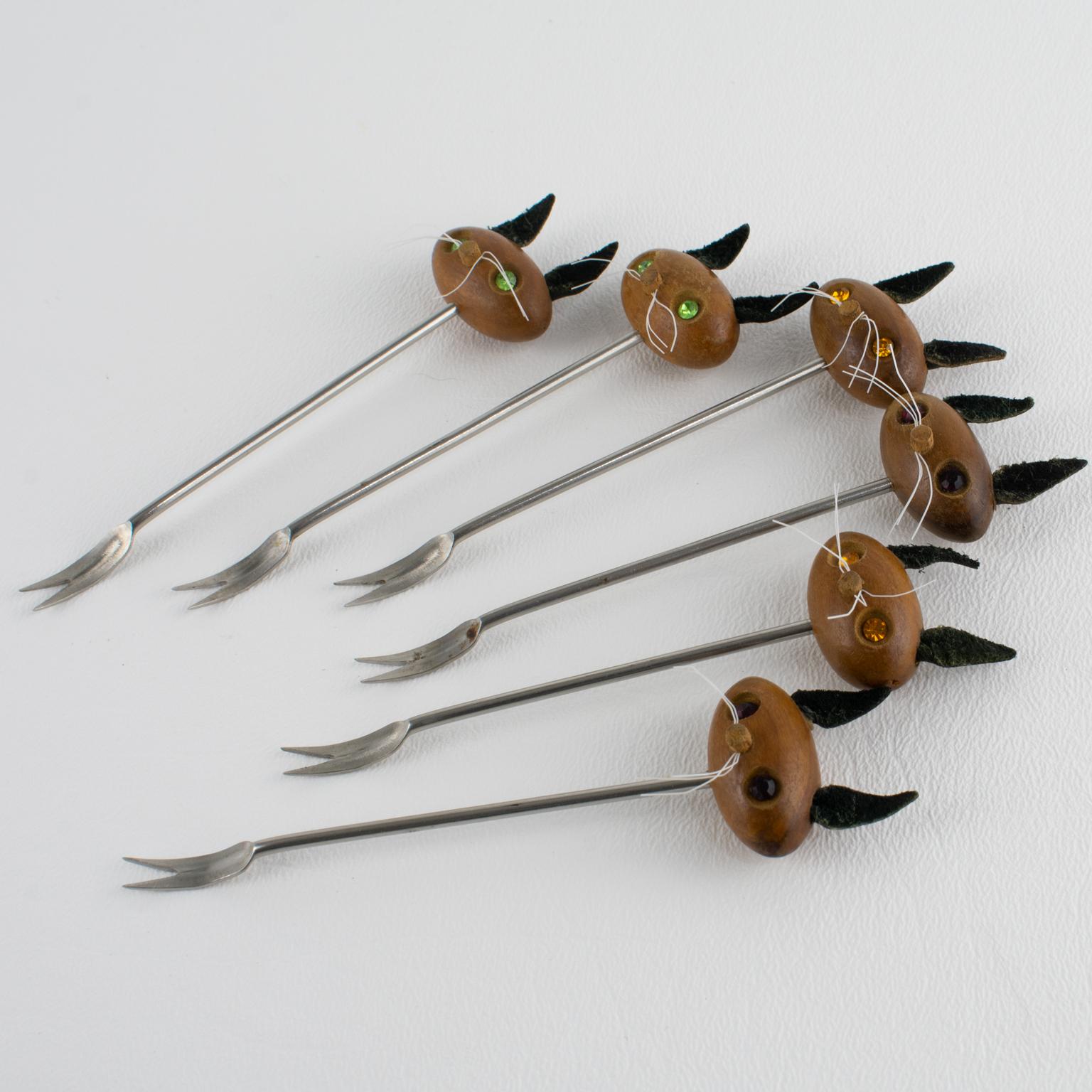 Mid-Century Modern Barware Cocktail Picks Geschnitzte Katzenköpfe aus Teakholz, um 1960 (Metall) im Angebot