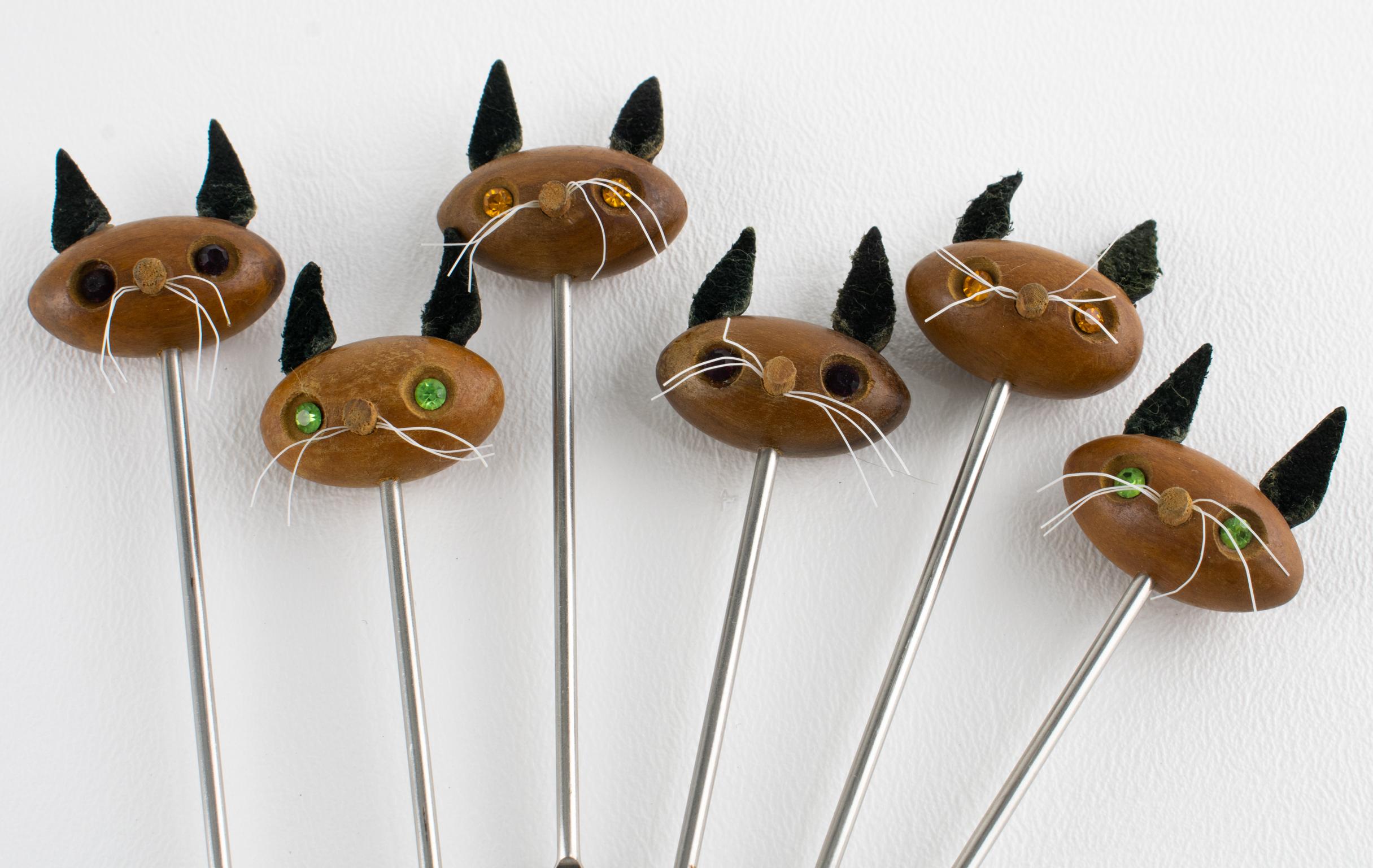 Mid-Century Modern Barware Cocktail Picks Geschnitzte Katzenköpfe aus Teakholz, um 1960 im Angebot 1