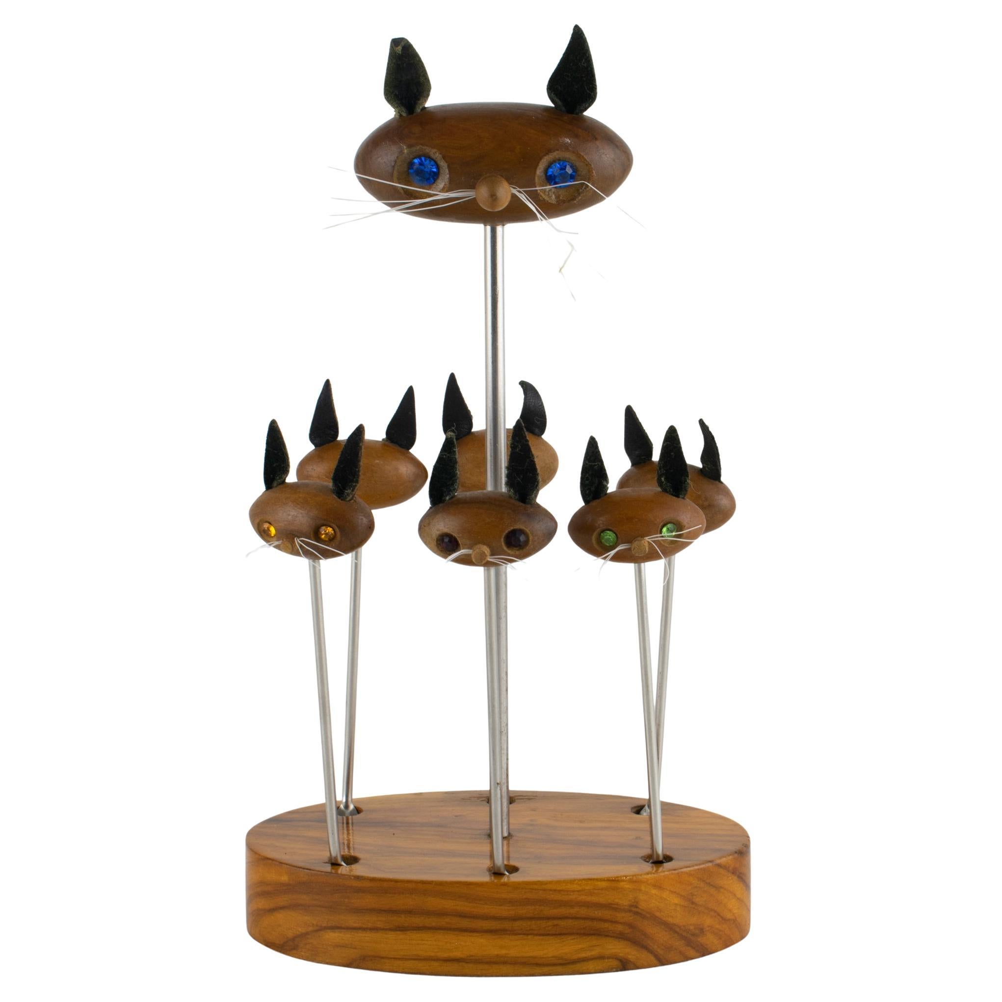 Mid-Century Modern Barware Cocktail Picks Geschnitzte Katzenköpfe aus Teakholz, um 1960 im Angebot
