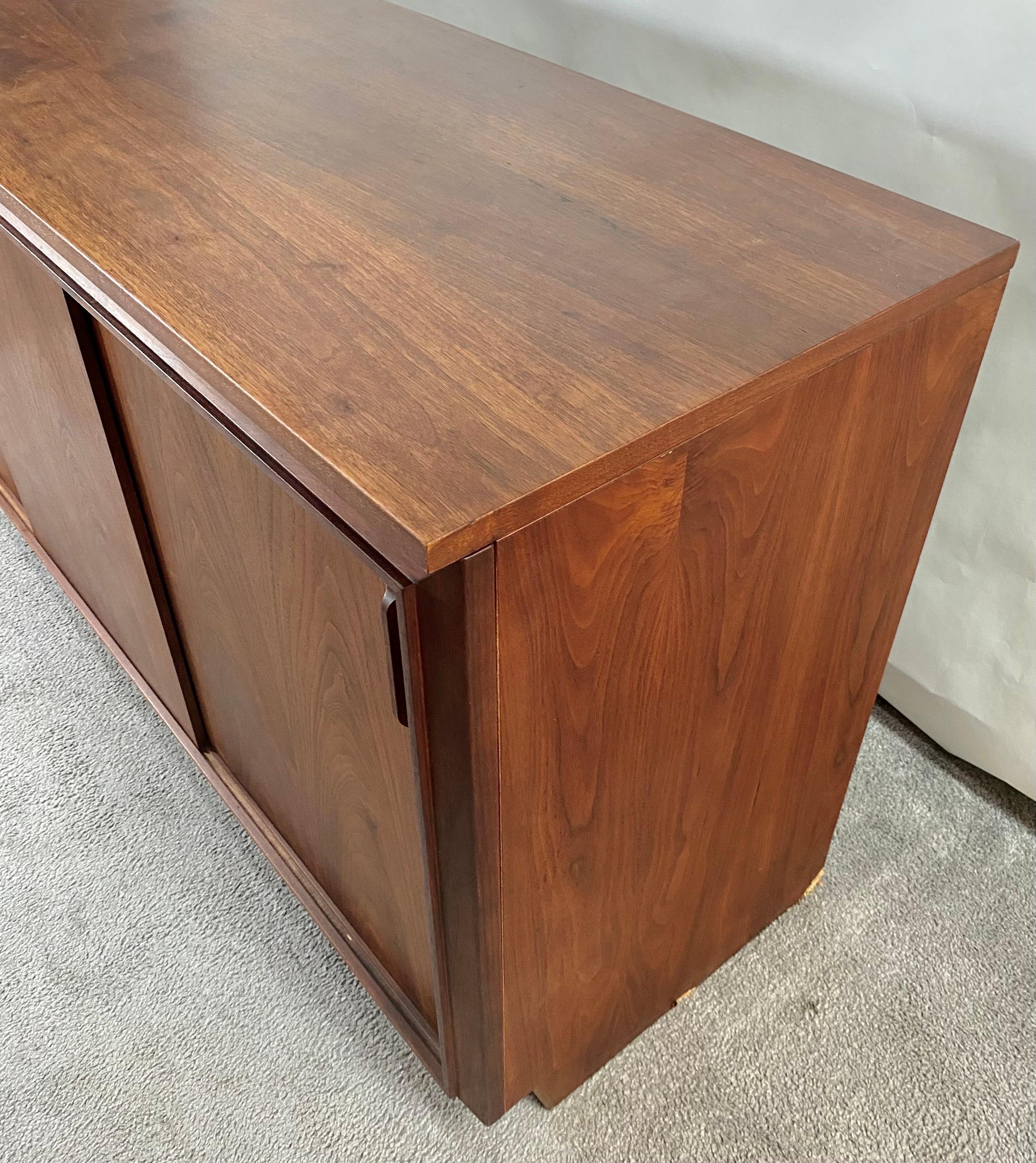 Mid-Century Modern Barzilay Stereo Cabinet Converted Sideboard oder Credenza  im Angebot 8