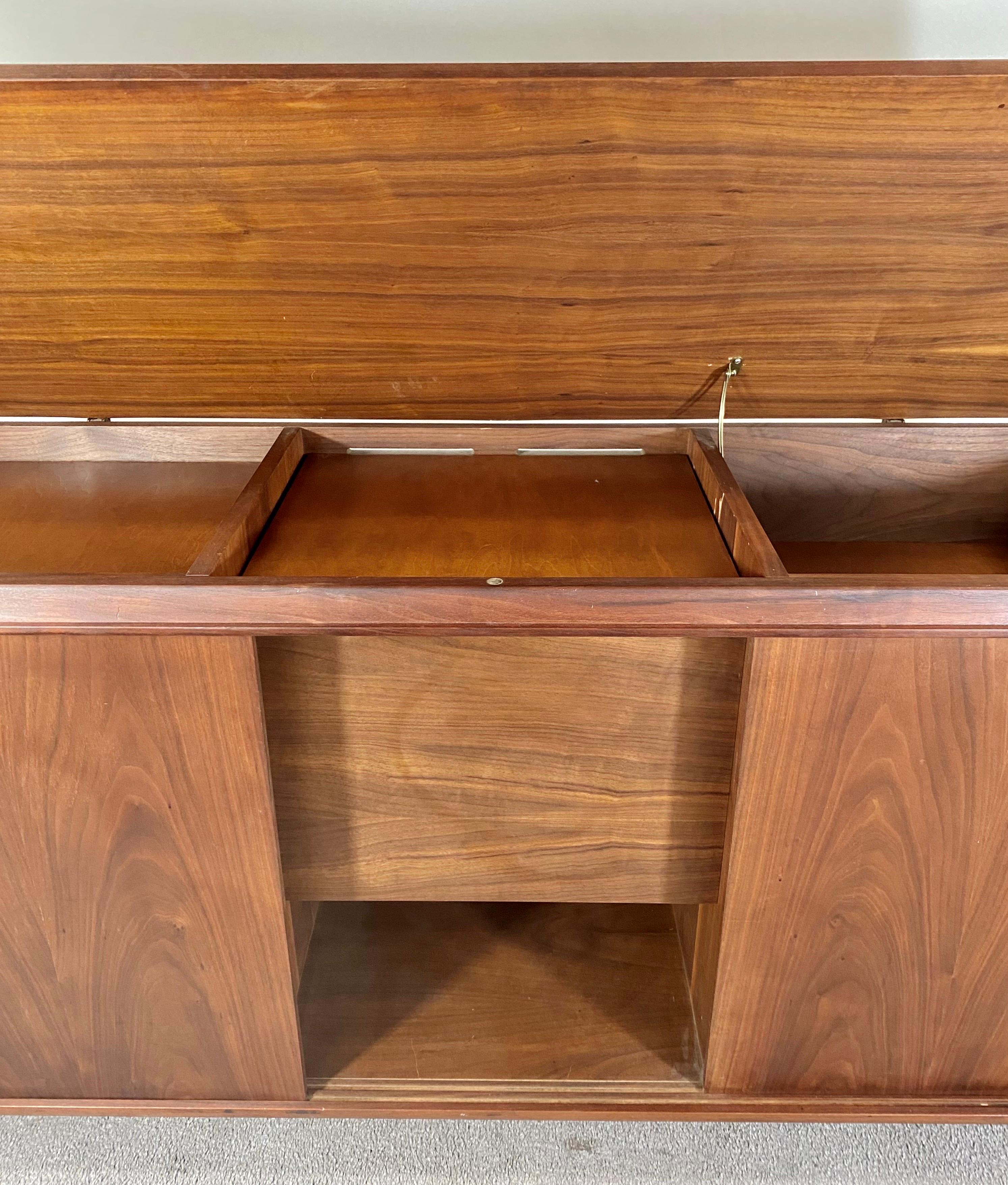 Mid-Century Modern Barzilay Stereo Cabinet Converted Sideboard oder Credenza  (20. Jahrhundert) im Angebot