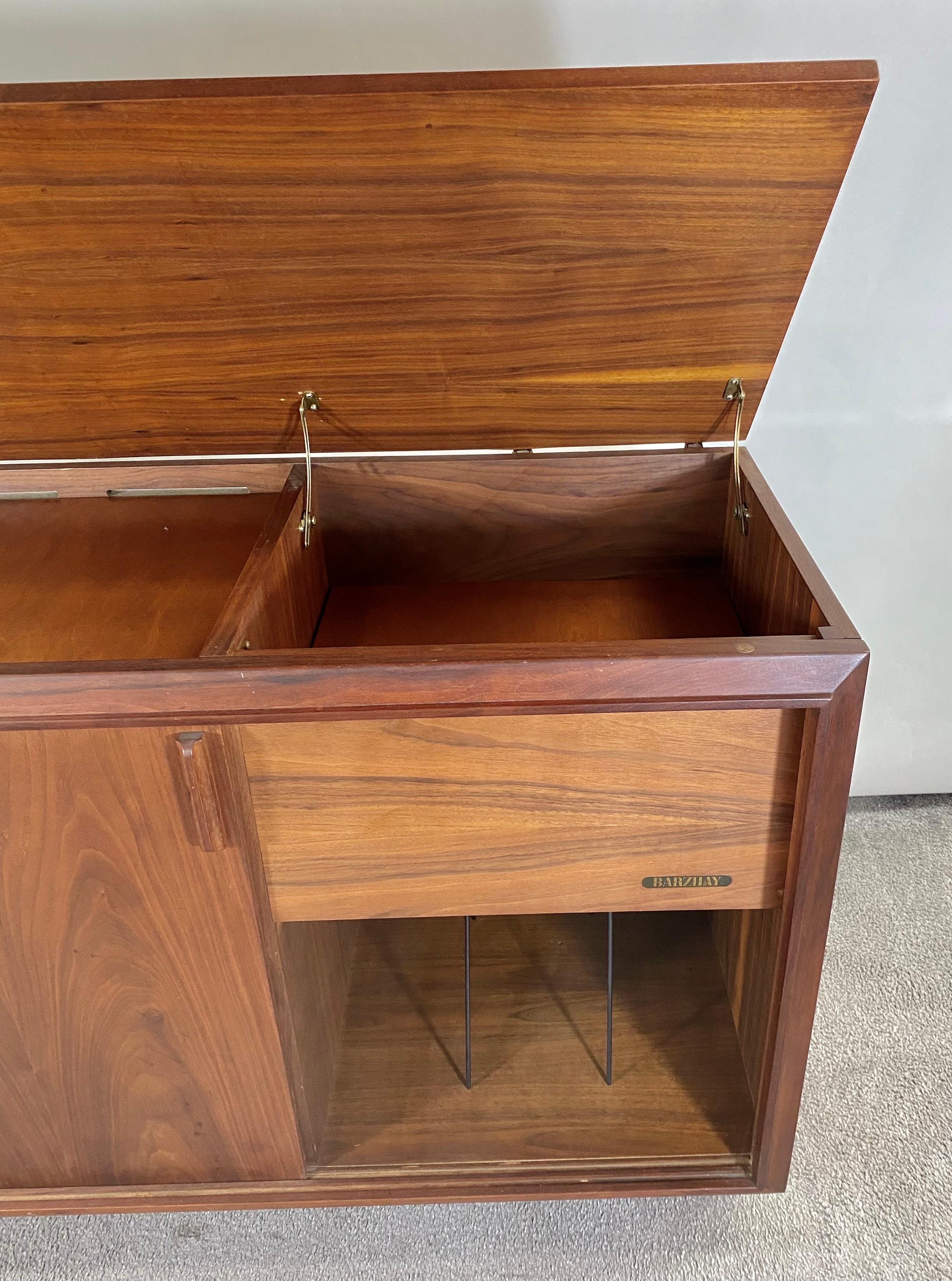 Mid-Century Modern Barzilay Stereo Cabinet Converted Sideboard oder Credenza  (Holz) im Angebot