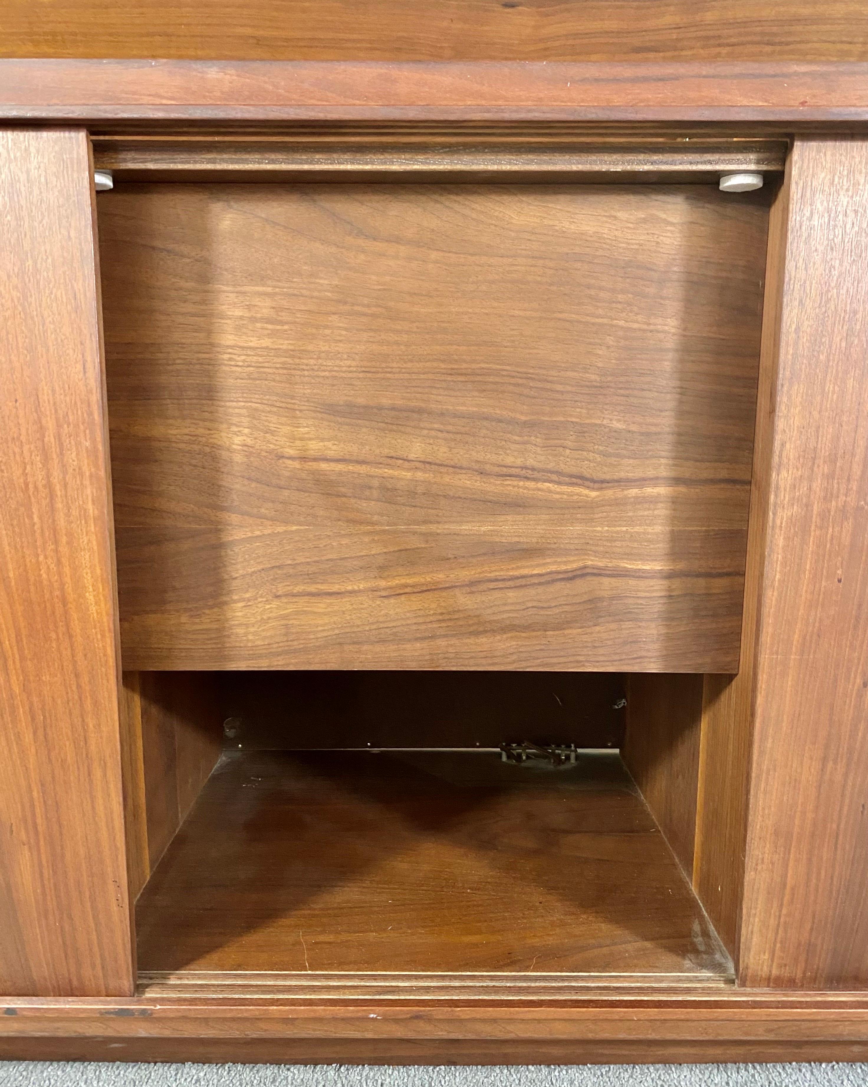 Mobile stereo Barzilay moderno di metà secolo convertito in credenza o credenza in vendita 3