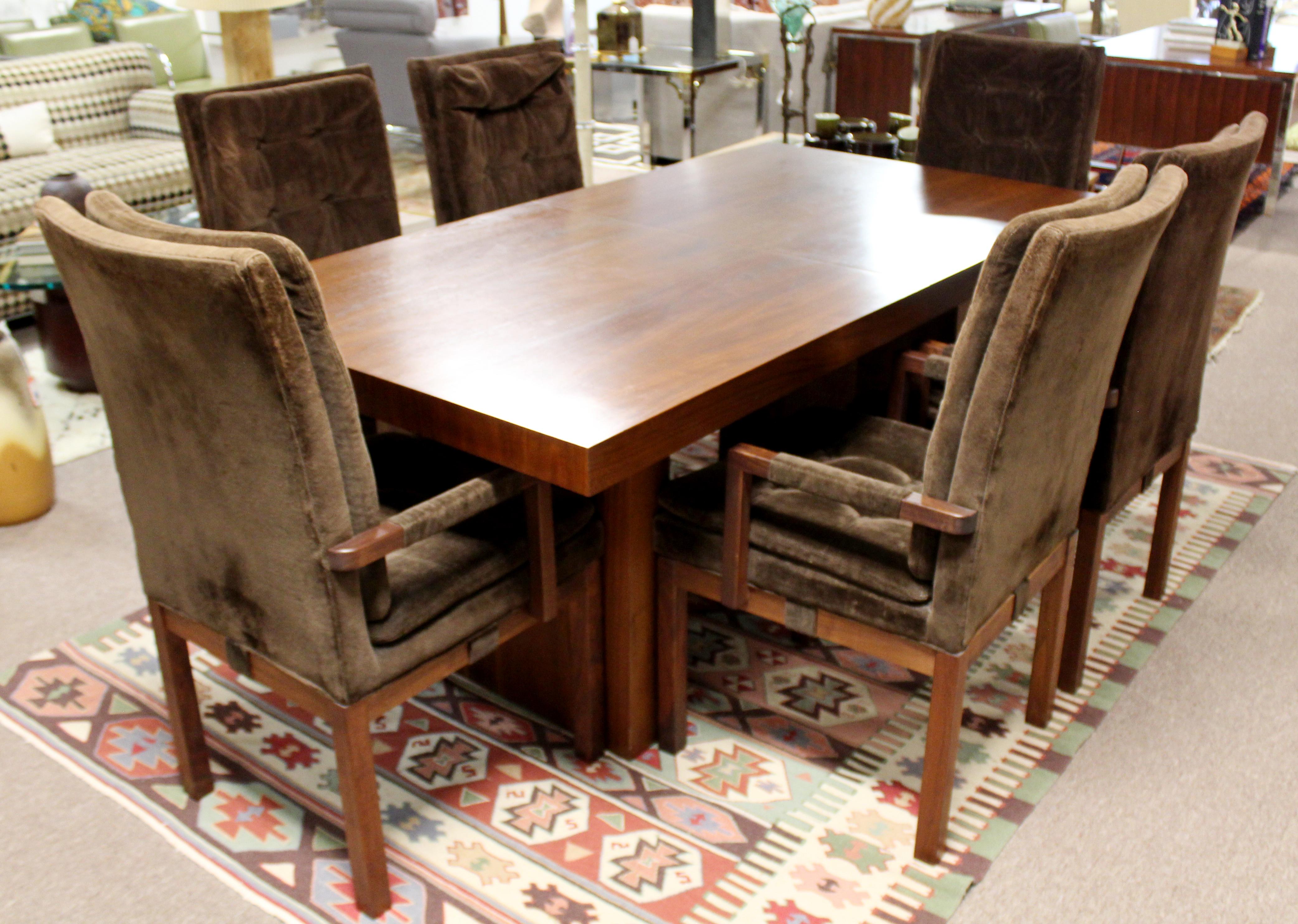 For your consideration is an incredible dining set, with an expandable table and six chairs, designed for Dillingham, circa 1960s. In vintage condition. Can be used as is, or would definitely benefit from additional foam padding. The dimensions of