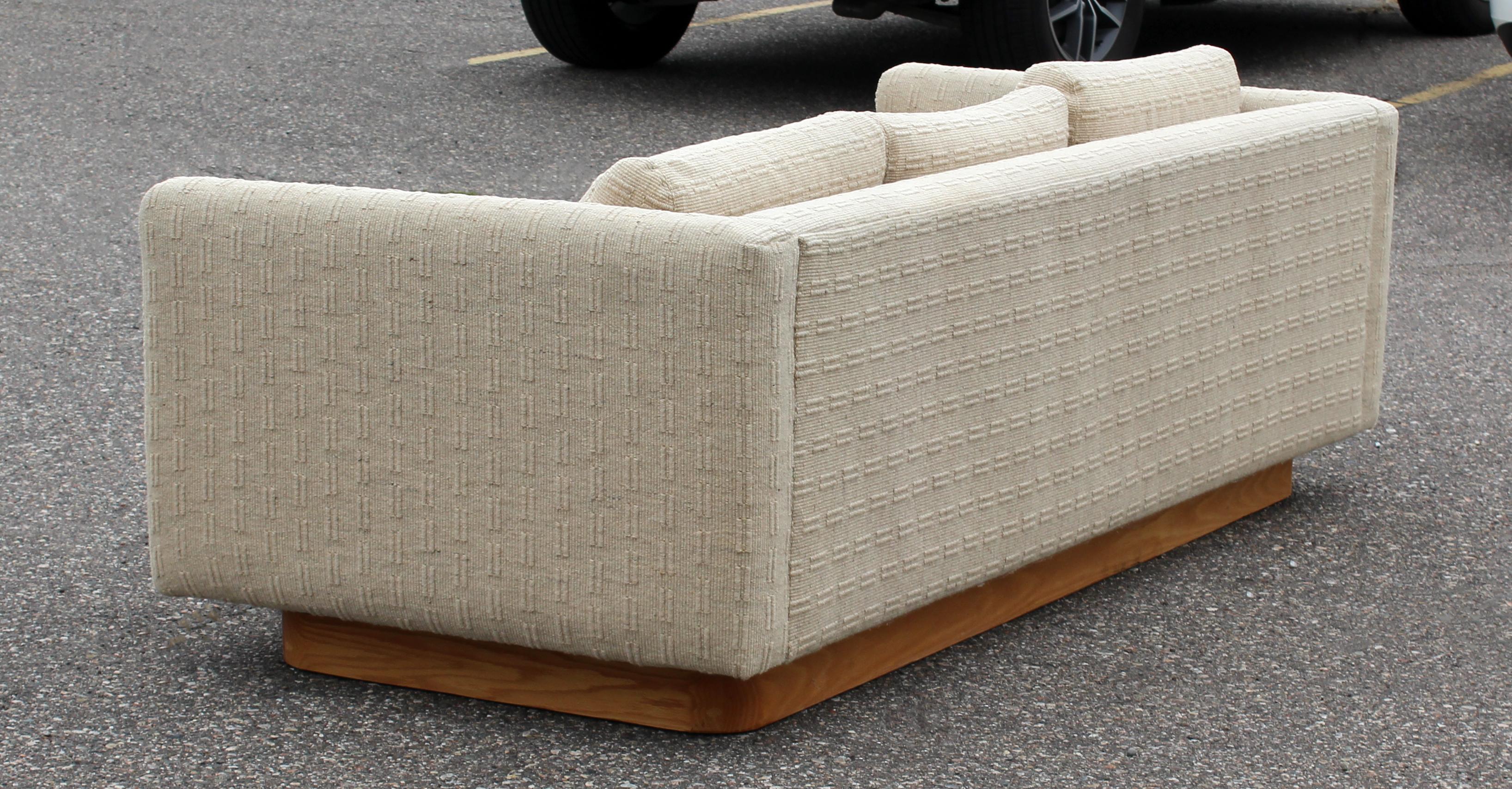 Mid-Century Modern Baughman for Forecast Sofa Wood Plinth Base Dunbar Era In Good Condition In Keego Harbor, MI