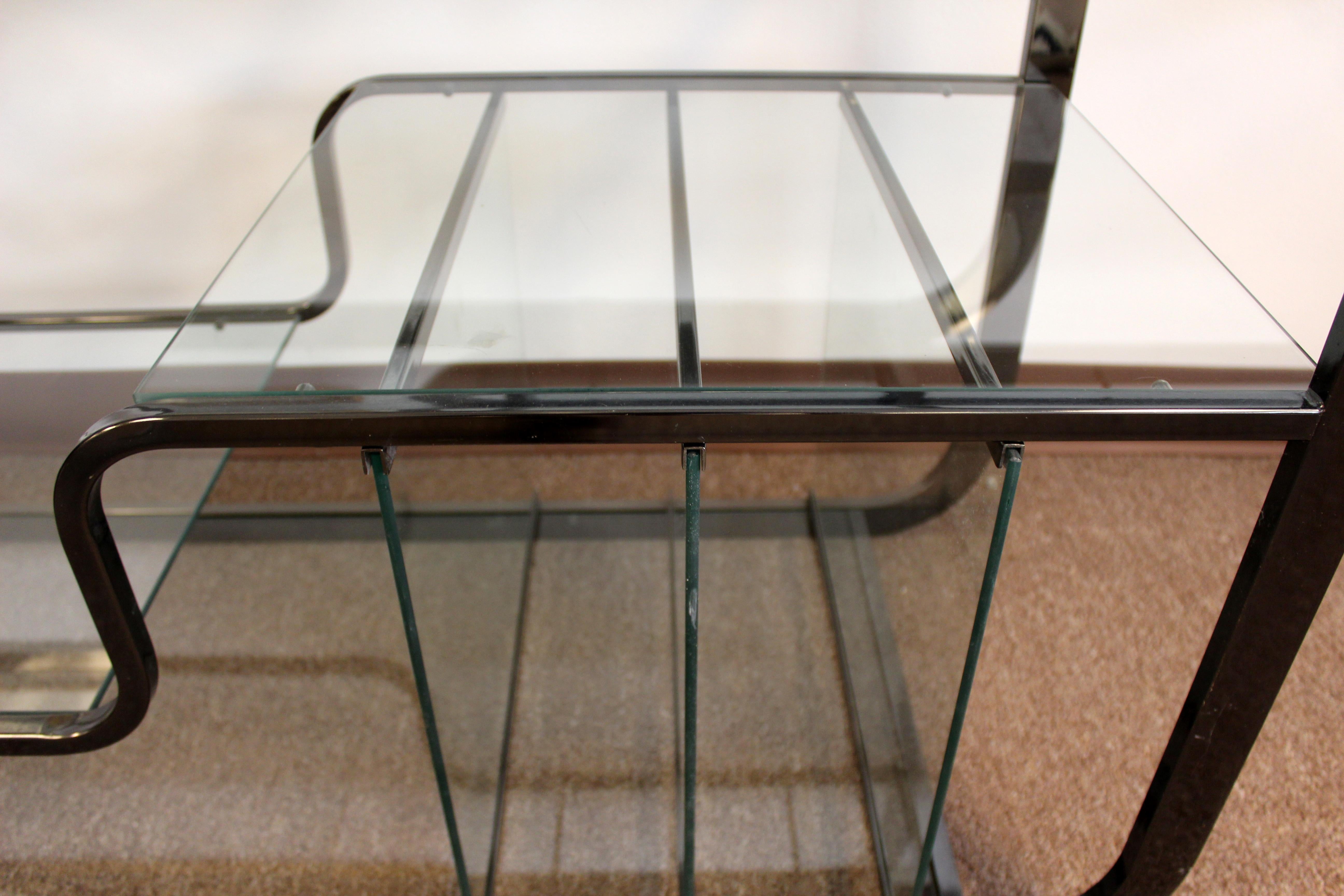 Mid-Century Modern Gunmetal Glass Expandable Shelving Unit Étagère In Good Condition In Keego Harbor, MI