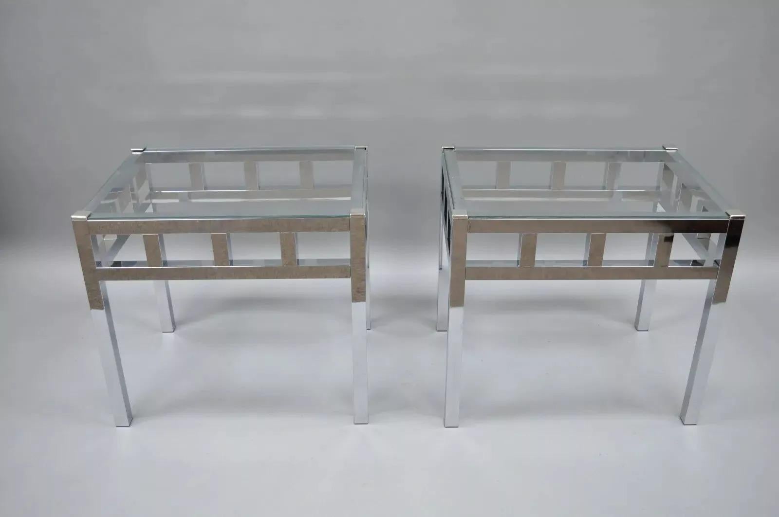 Mid Century Modern Baughman Style Chrome & Glass Rectangular Side / End Tables - a Pair. Metallrahmen, verchromt, Glasplatten, geometrisch ausgeschnittene Seiten, klare modernistische Linien. CIRCA Spätes 20. Jahrhundert. Abmessungen: 21,5