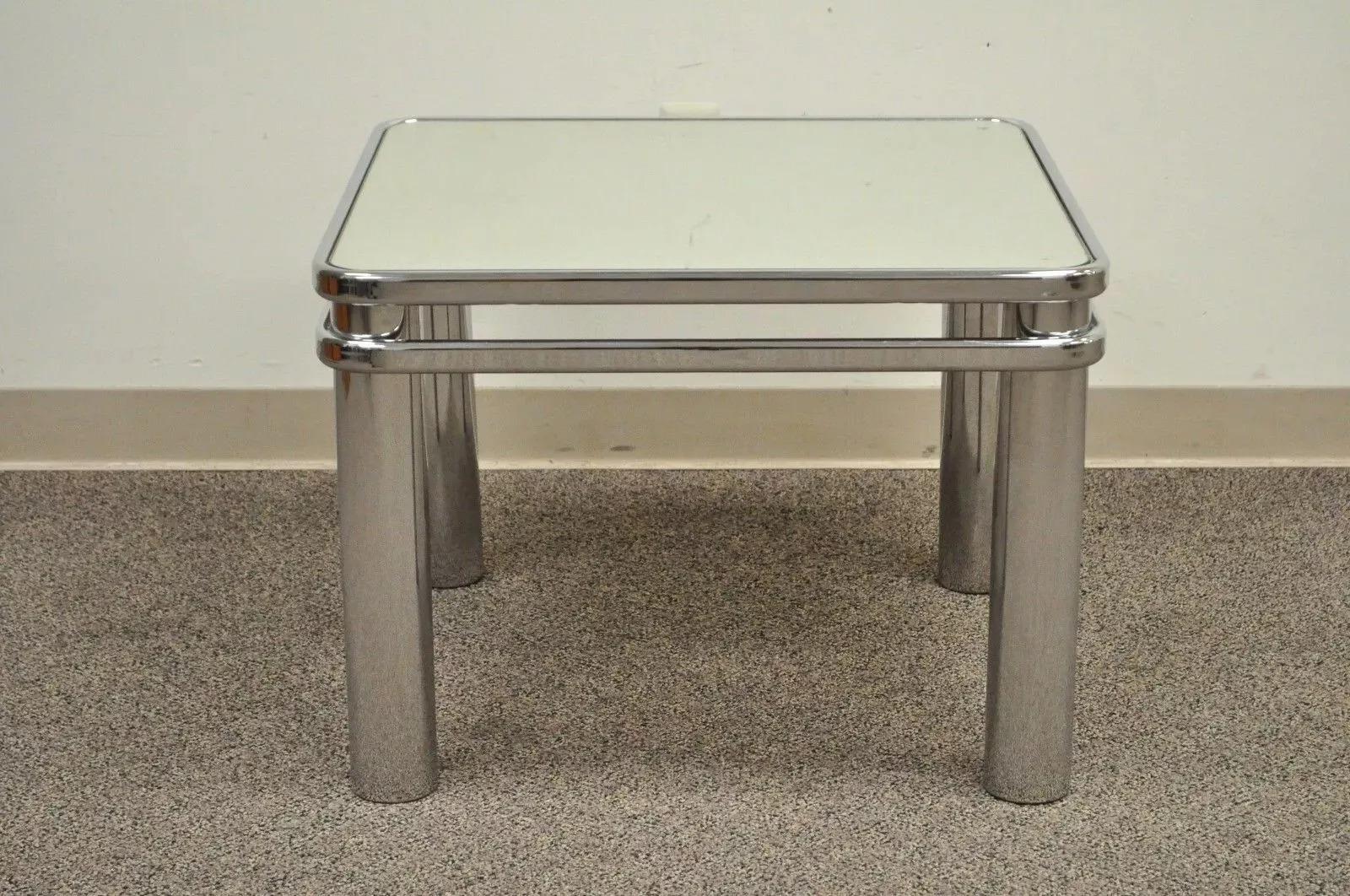 Table d'appoint en verre chromé et miroir, style Baughman, du milieu du siècle dernier. L'article se caractérise par un cadre tubulaire chromé sans soudure, un plateau en verre miroir, un design du milieu du siècle inspiré par Milo Baughman. Circa