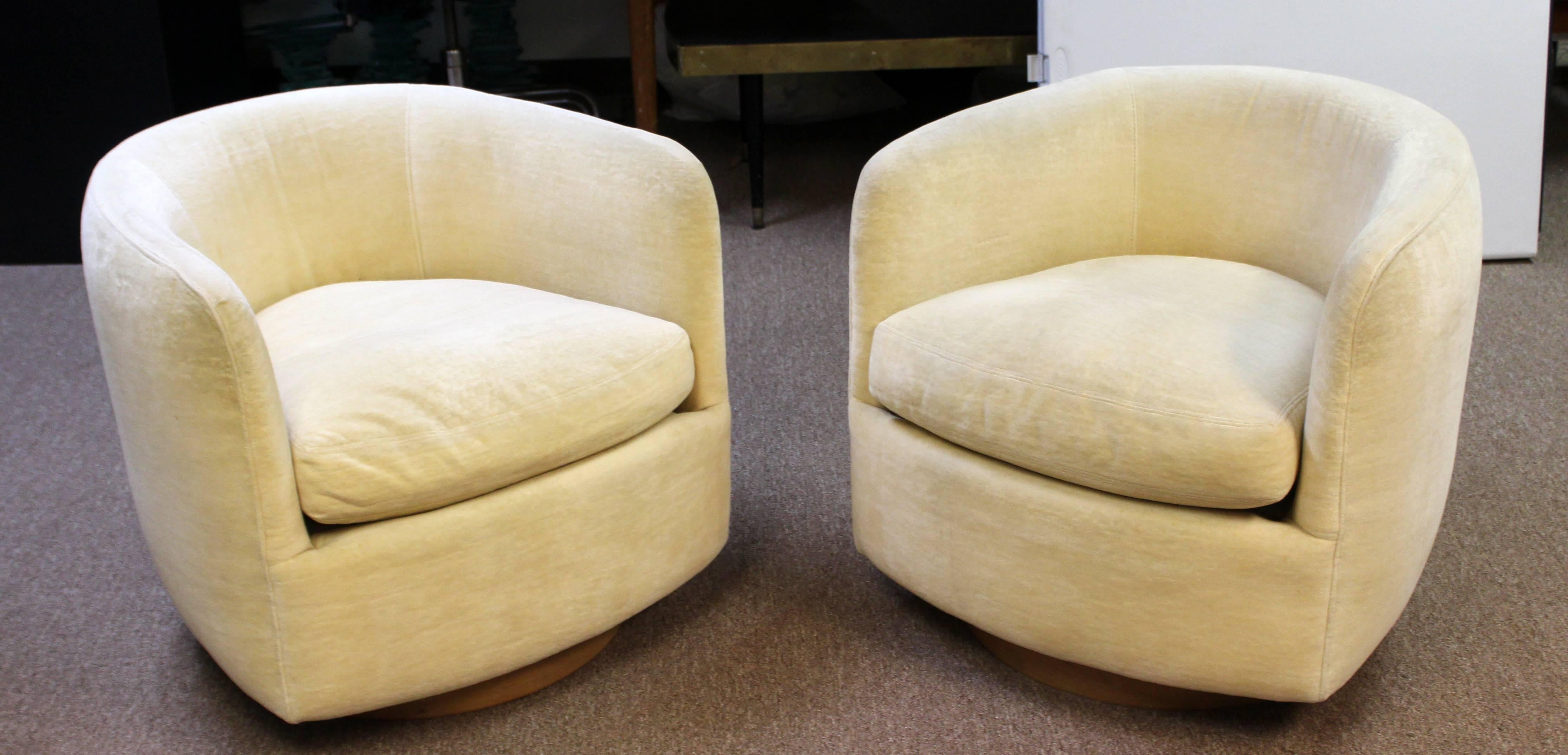 For your consideration is a an original pair of swivel tub chairs, on wood plinth bases, by Milo Baughman for Thayer Coggin. In great condition, but are in need of re-upholstery. The dimensions are 26