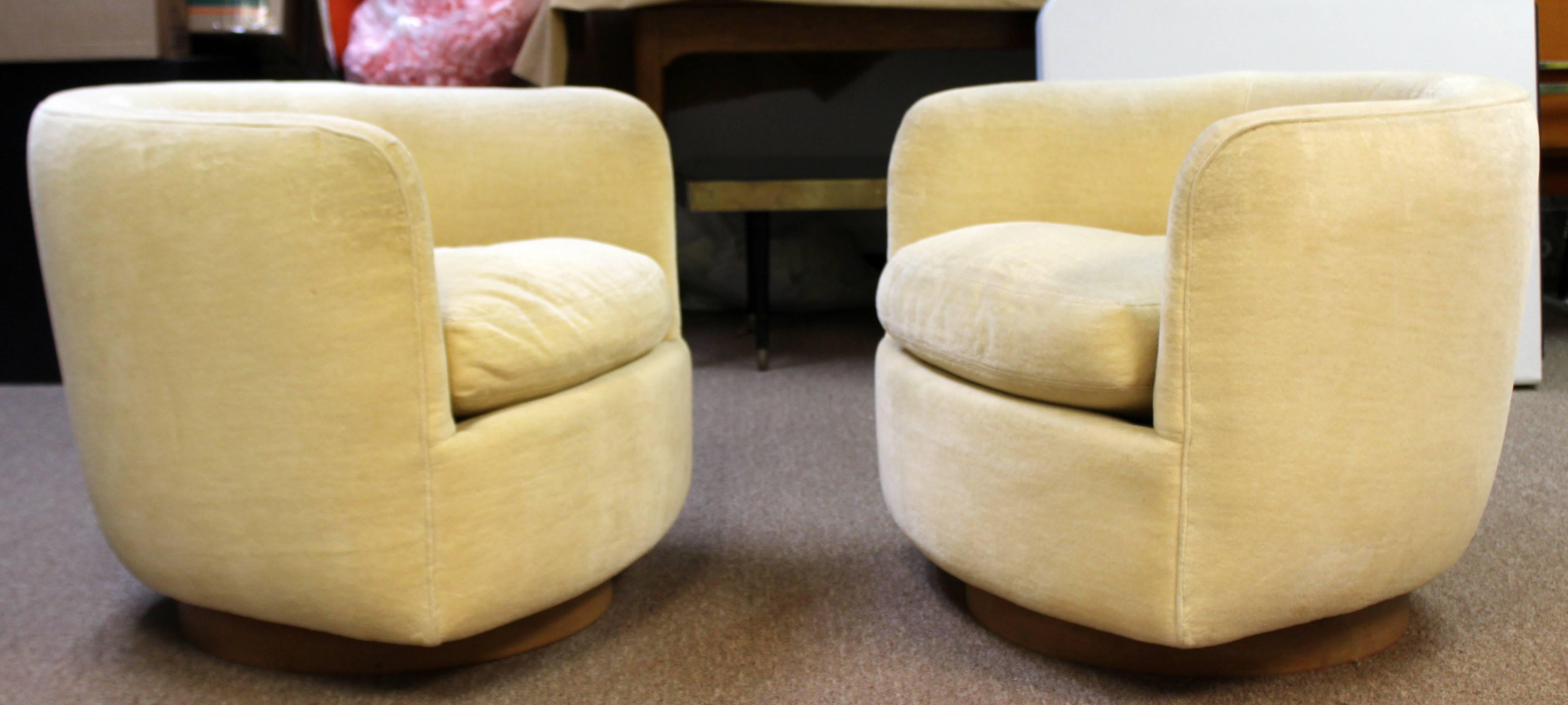 American Mid-Century Modern Baughman Thayer Coggin Pair of Plinth Base Swivel Tub Chairs