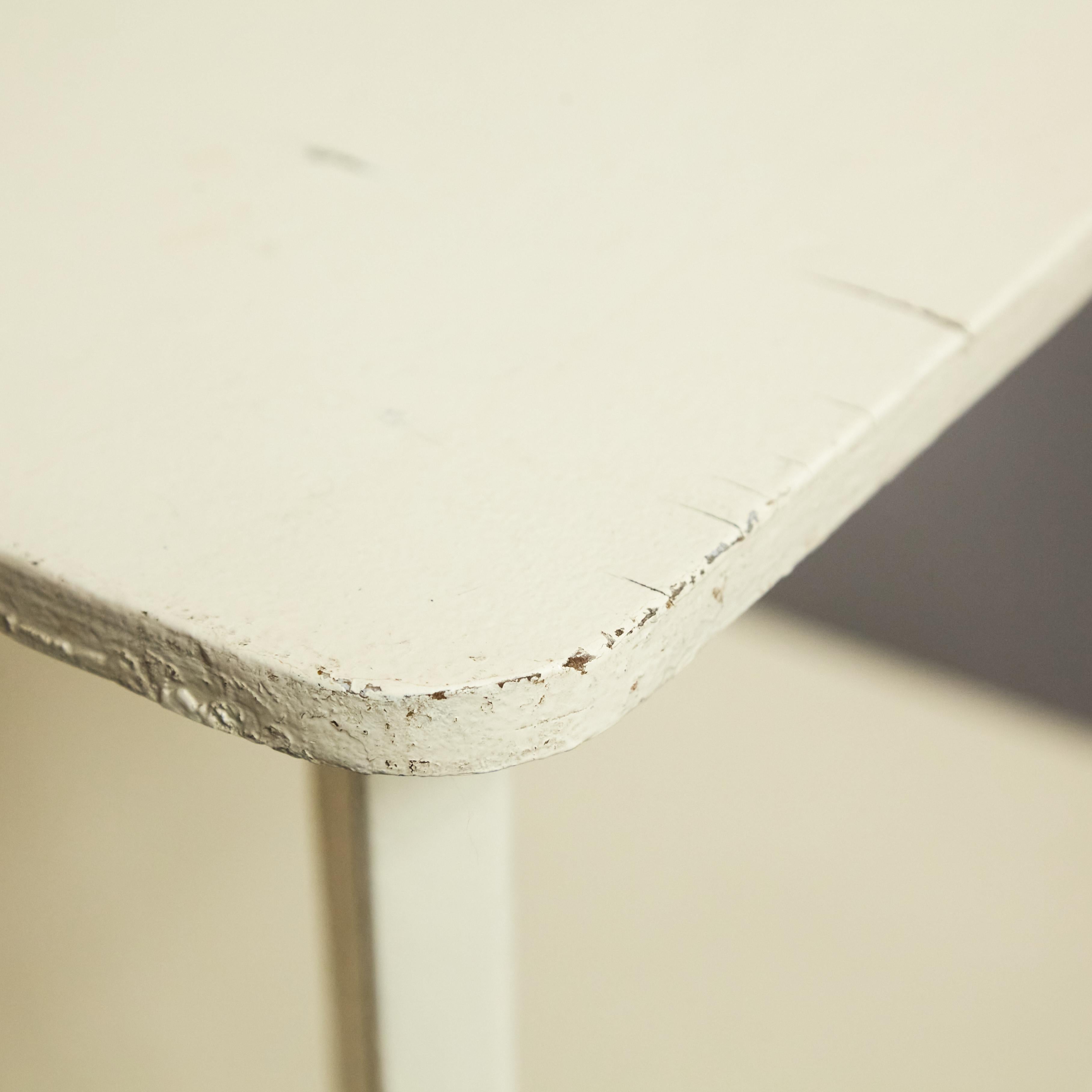 Bois Table basse laquée blanche de style Bauhaus de The MODERNITY, circa 1960 en vente