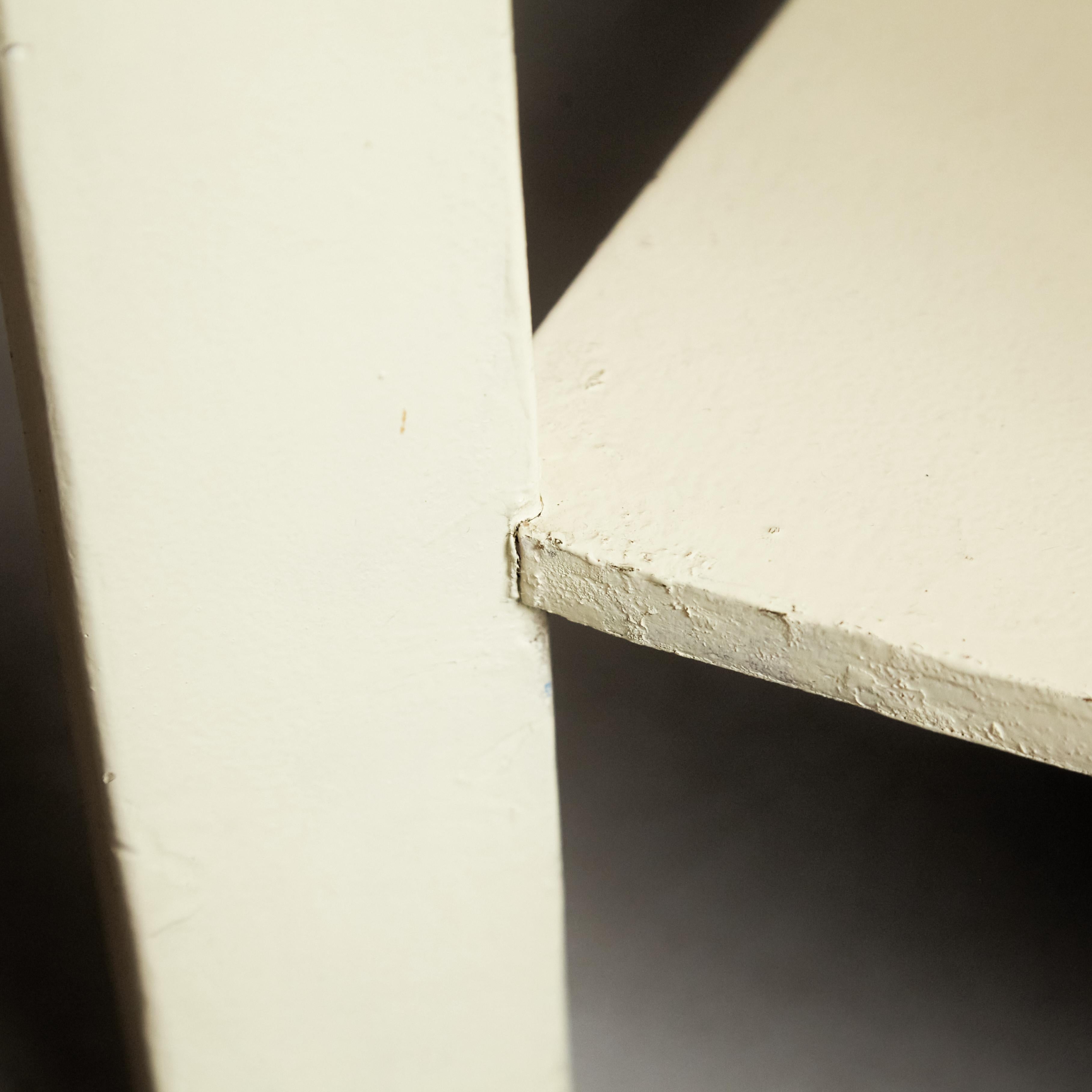 Table basse laquée blanche de style Bauhaus de The MODERNITY, circa 1960 en vente 1