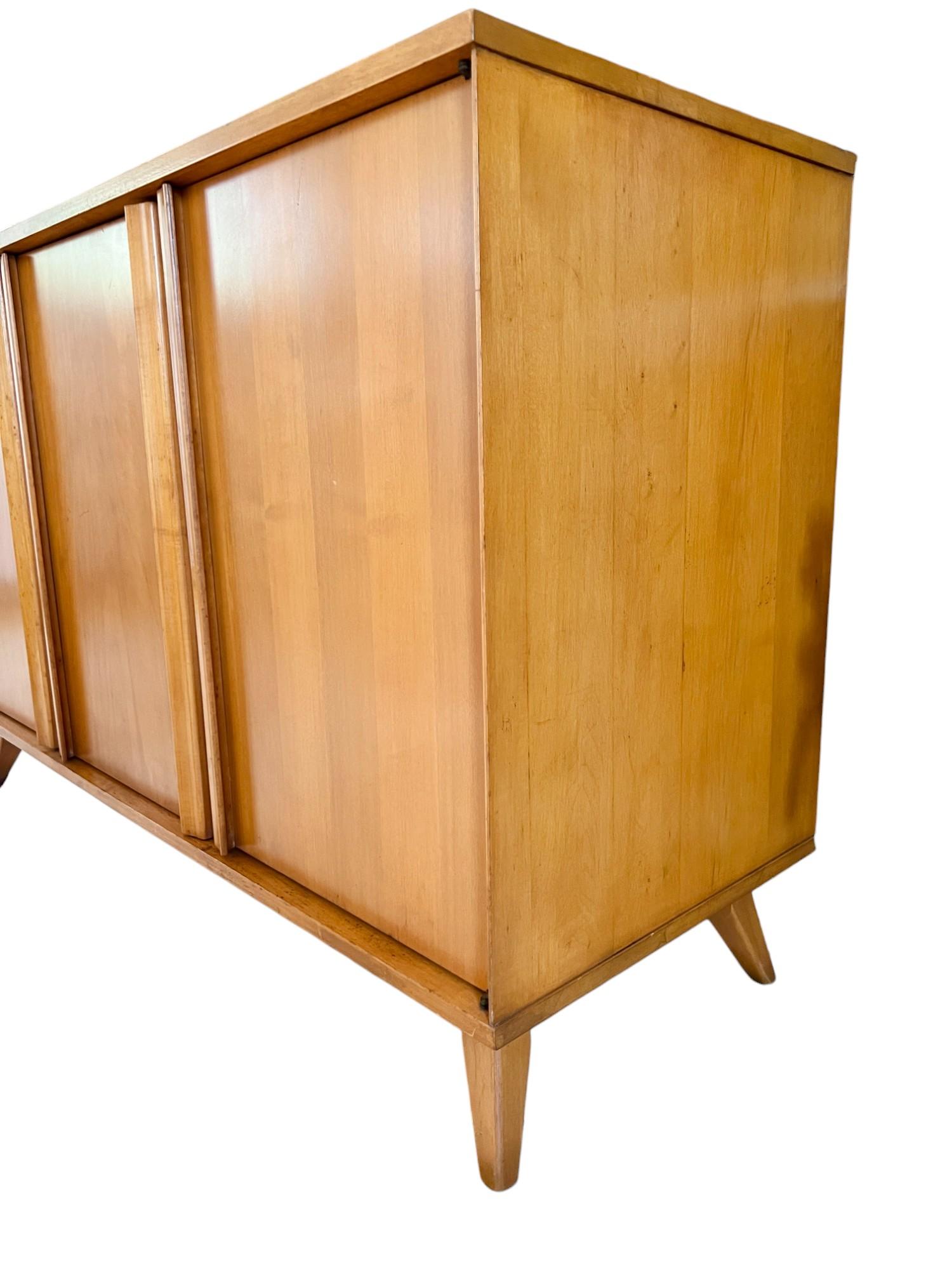 Mid-Century Modern Baumritter Maple Buffet and Hutch For Sale 6