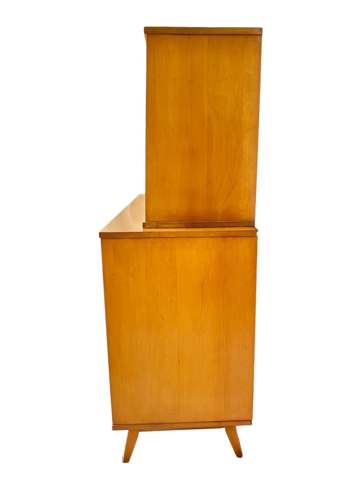 Mid-Century Modern Baumritter Maple Buffet and Hutch In Good Condition For Sale In Harlingen, TX