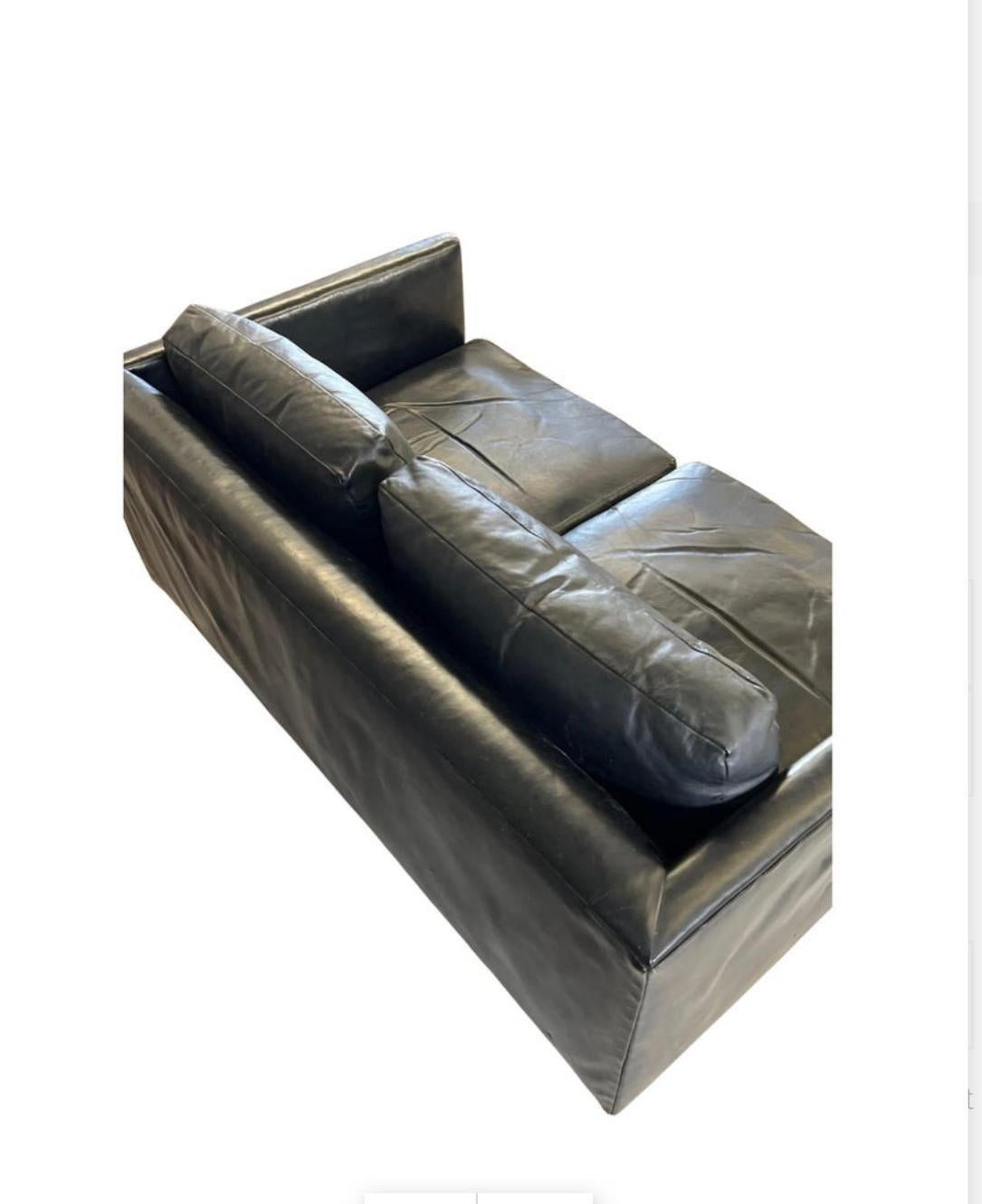 Mid-Century moderno Divano a due posti in pelle nera con gambe in legno di noce in vendita