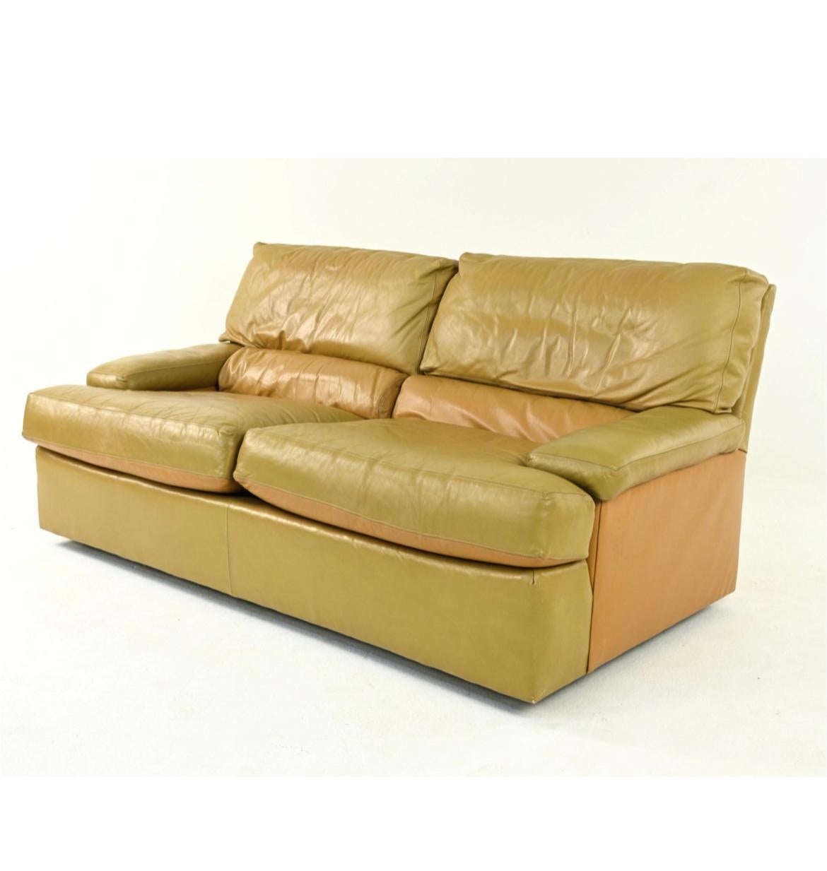 American Mid-Century Modern Beautiful Leather 2 Seat Sofa, circa 1970 For Sale