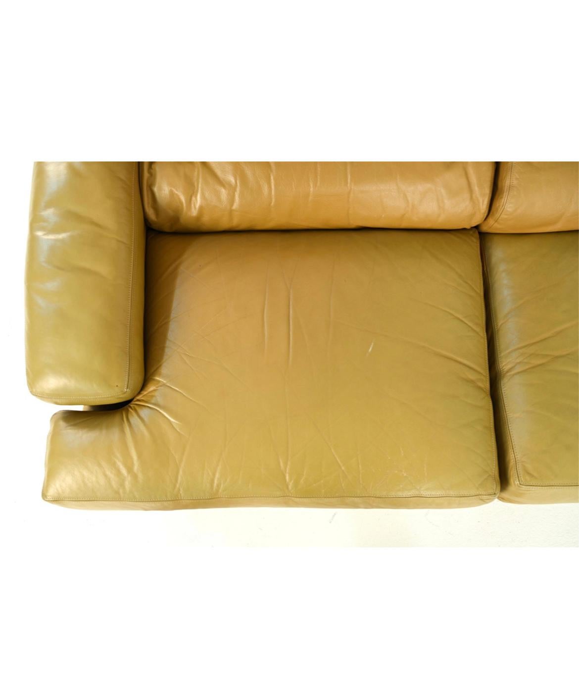 Mid-Century Modern Beautiful Leather 2 Seat Sofa, circa 1970 For Sale 1