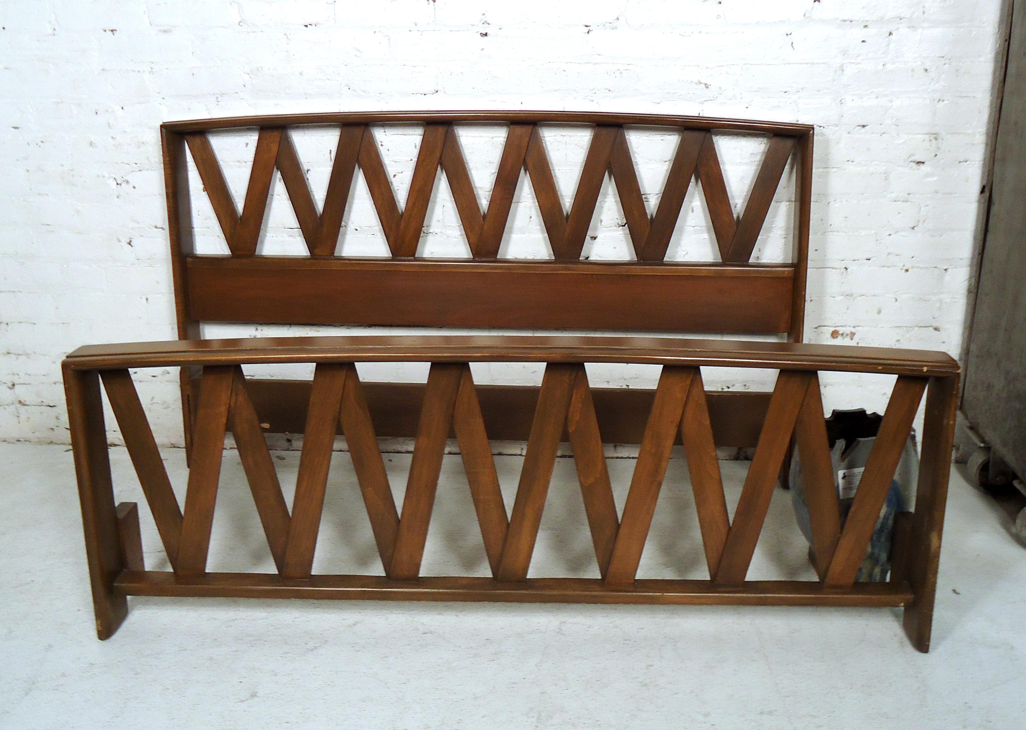 Le superbe cadre de lit vintage moderne de Paul Frankl présente une finition foncée, une tête de lit et un pied de lit à motifs croisés.
(Veuillez confirmer l'emplacement de l'article - NY ou NJ - avec le concessionnaire).