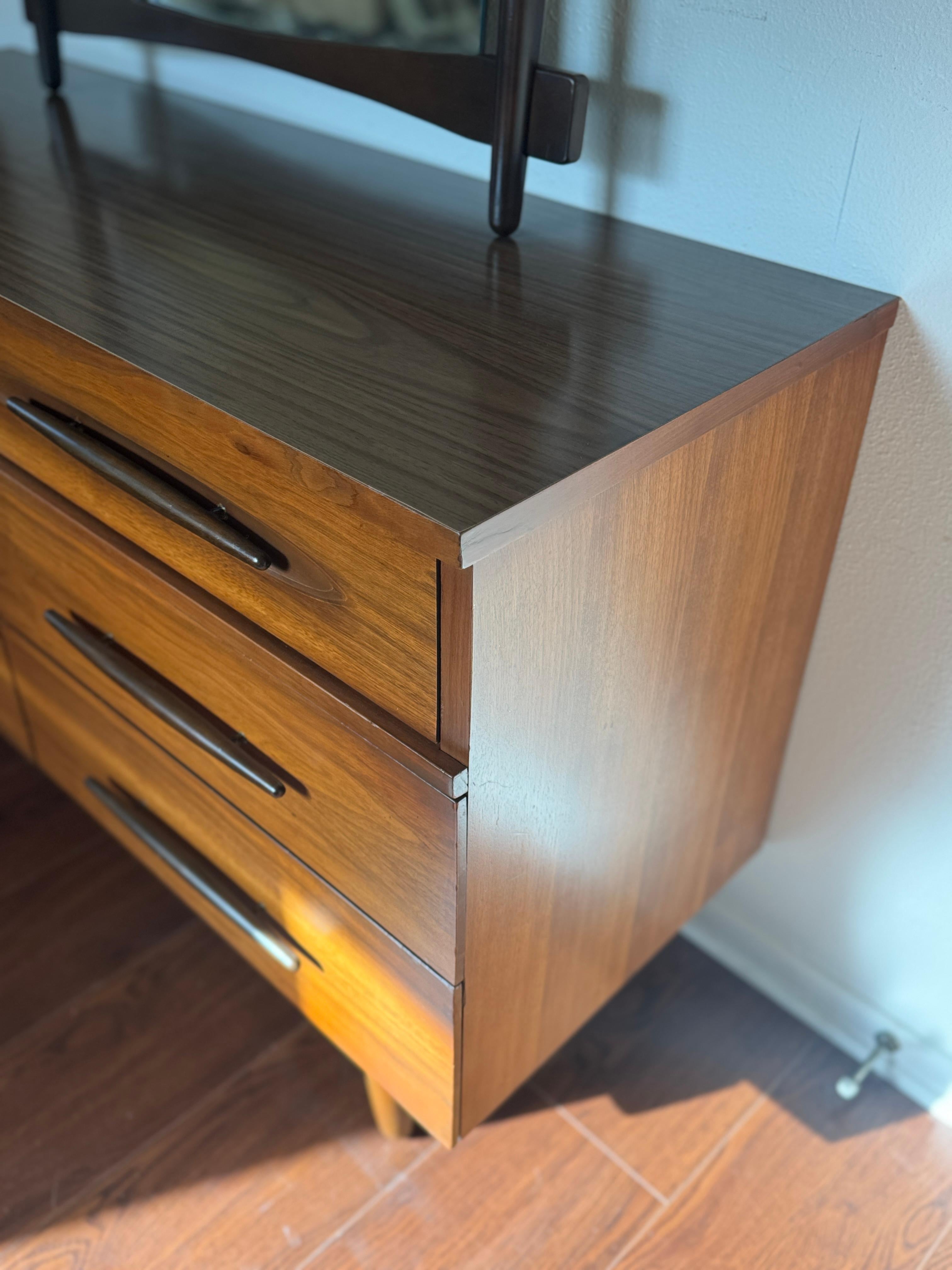 Wunderschöne moderne Kommode und Spiegel von Harmony House aus der Mitte des Jahrhunderts, hergestellt in den USA, ca. 1960er Jahre. Das Vintage-Design dieser Kommode mit sechs Schubladen aus der Mitte des Jahrhunderts wird durch die einzigartigen