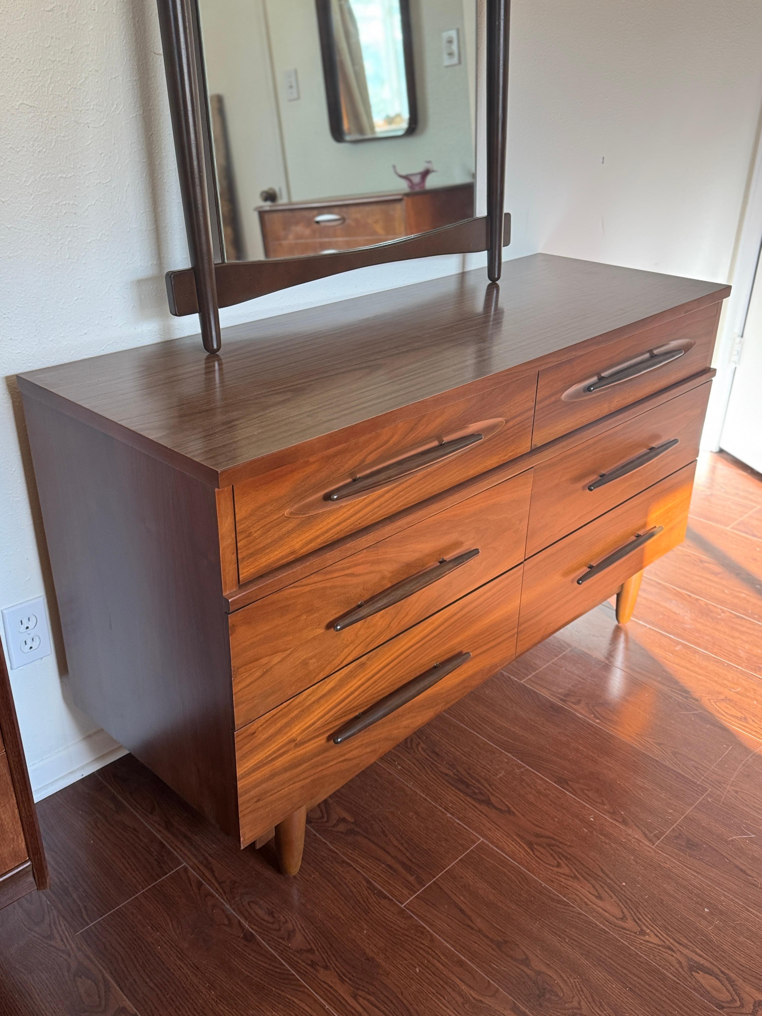 moderne schlafzimmerkommode und spiegel von Harmony House 1960er Jahre (Moderne der Mitte des Jahrhunderts)