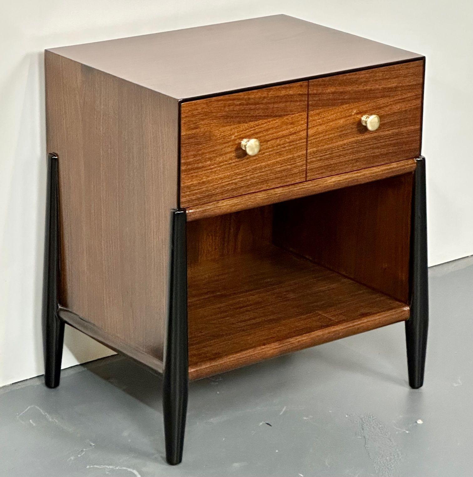 Mobilier de chambre à coucher, commode, table de nuit moderne du milieu du siècle dernier, West Michigan Co Bon état - En vente à Stamford, CT