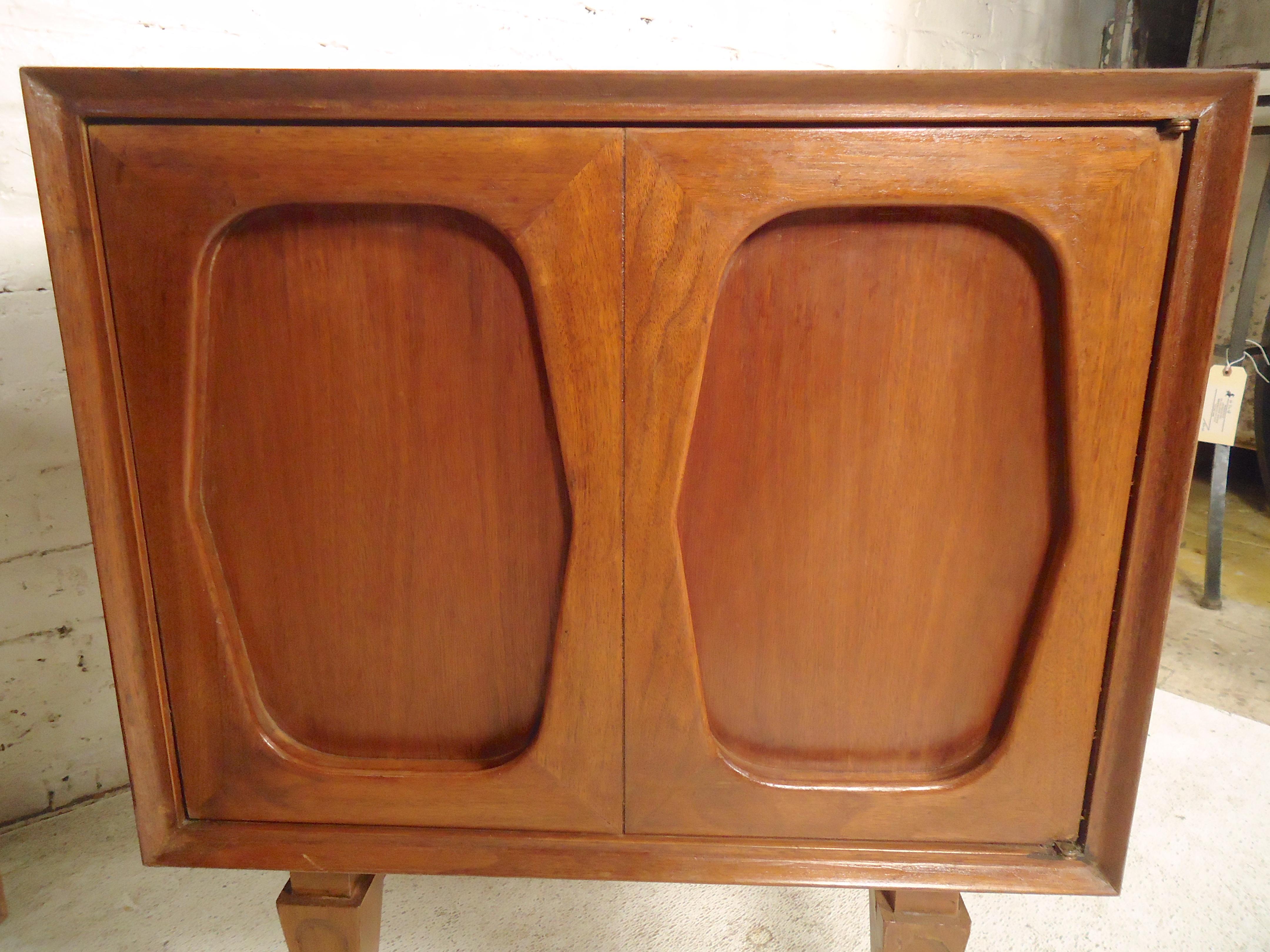 Vintage modern nightstands with sculpted doors and tapered legs. Inside storage space with shelf.

(Please confirm item location - NY or NJ - with dealer).
  