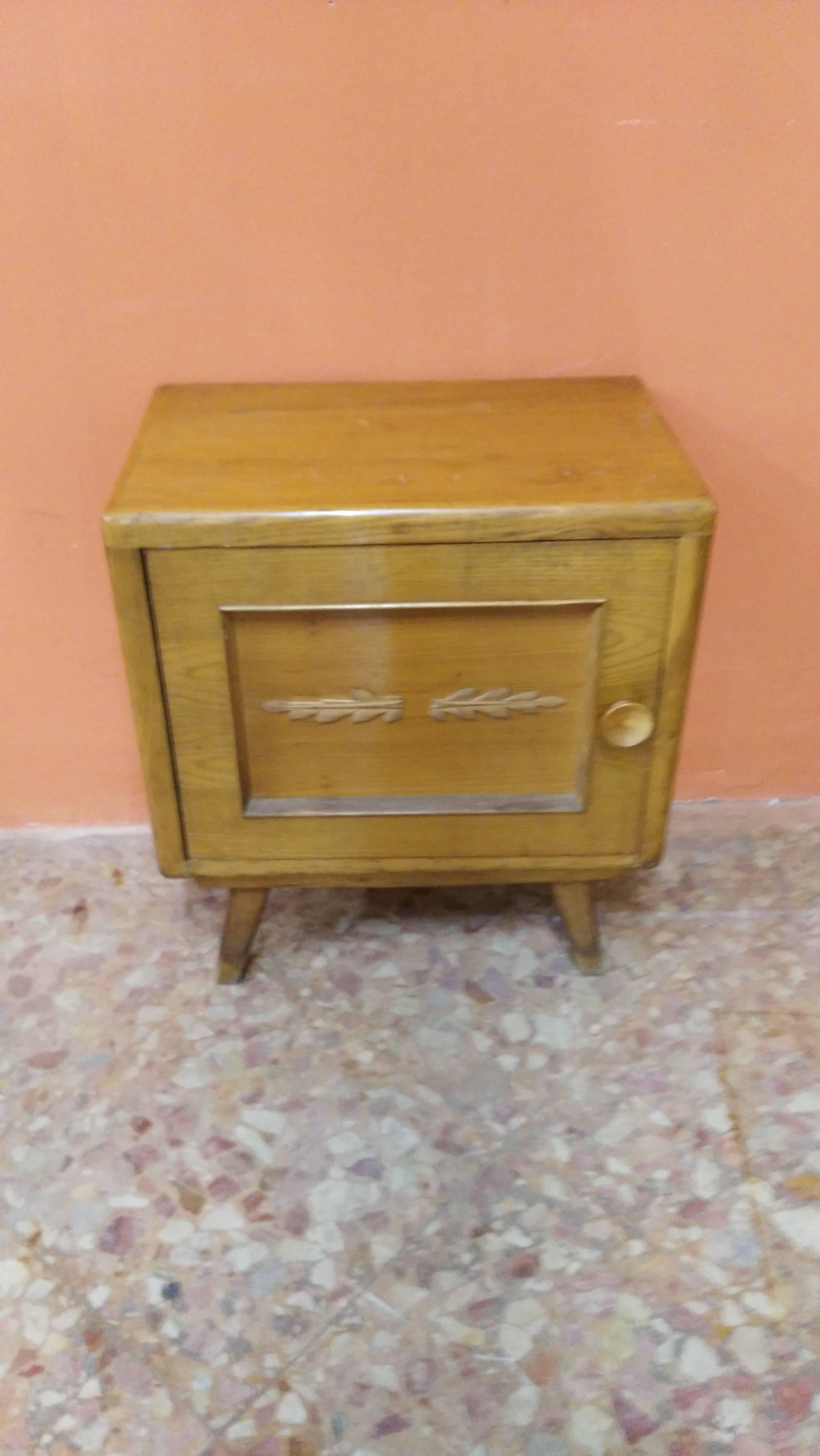 Bedside tables from the 1940s modern. In the manner of Paolo Buffa. Antique antique handles and feet. With 1 door with a large internal compartment.
